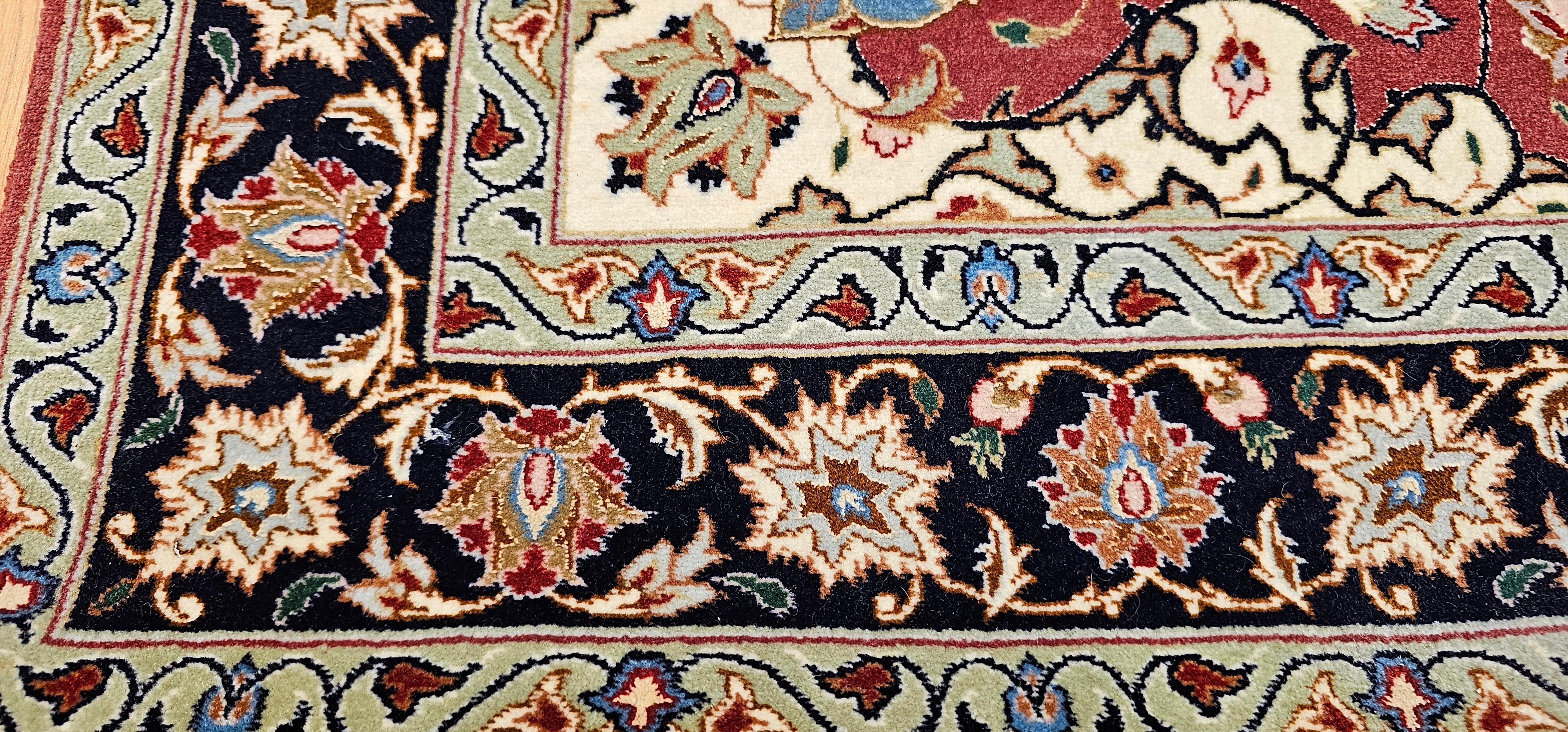 XX secolo Tappeto persiano d'epoca Tabriz con motivo floreale in rosso melograno, blu navy in vendita