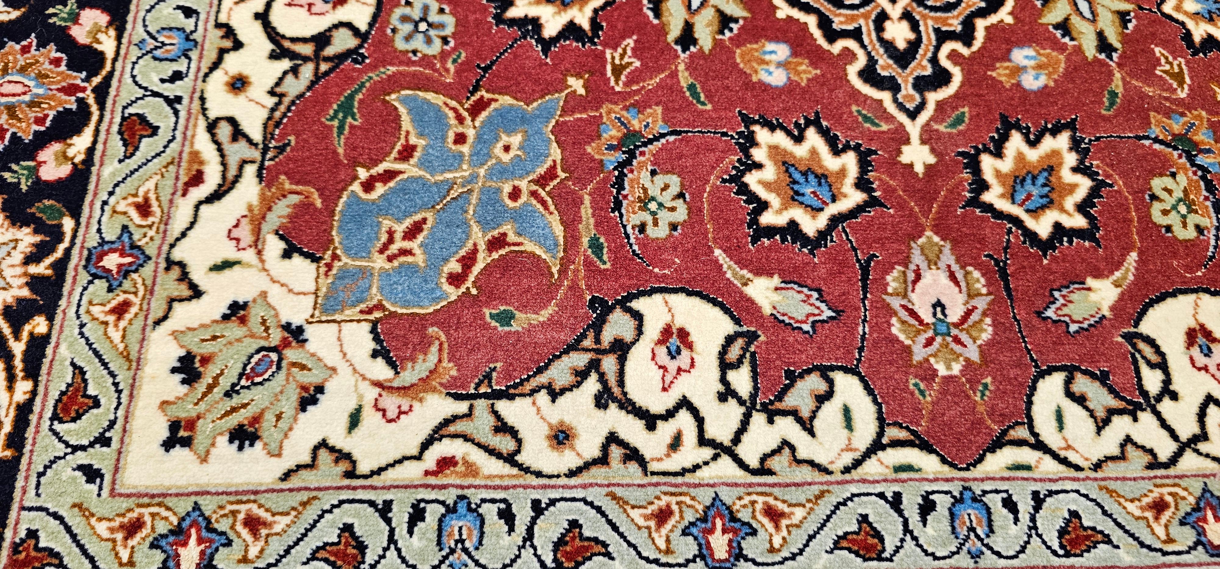 Lana Tappeto persiano d'epoca Tabriz con motivo floreale in rosso melograno, blu navy in vendita