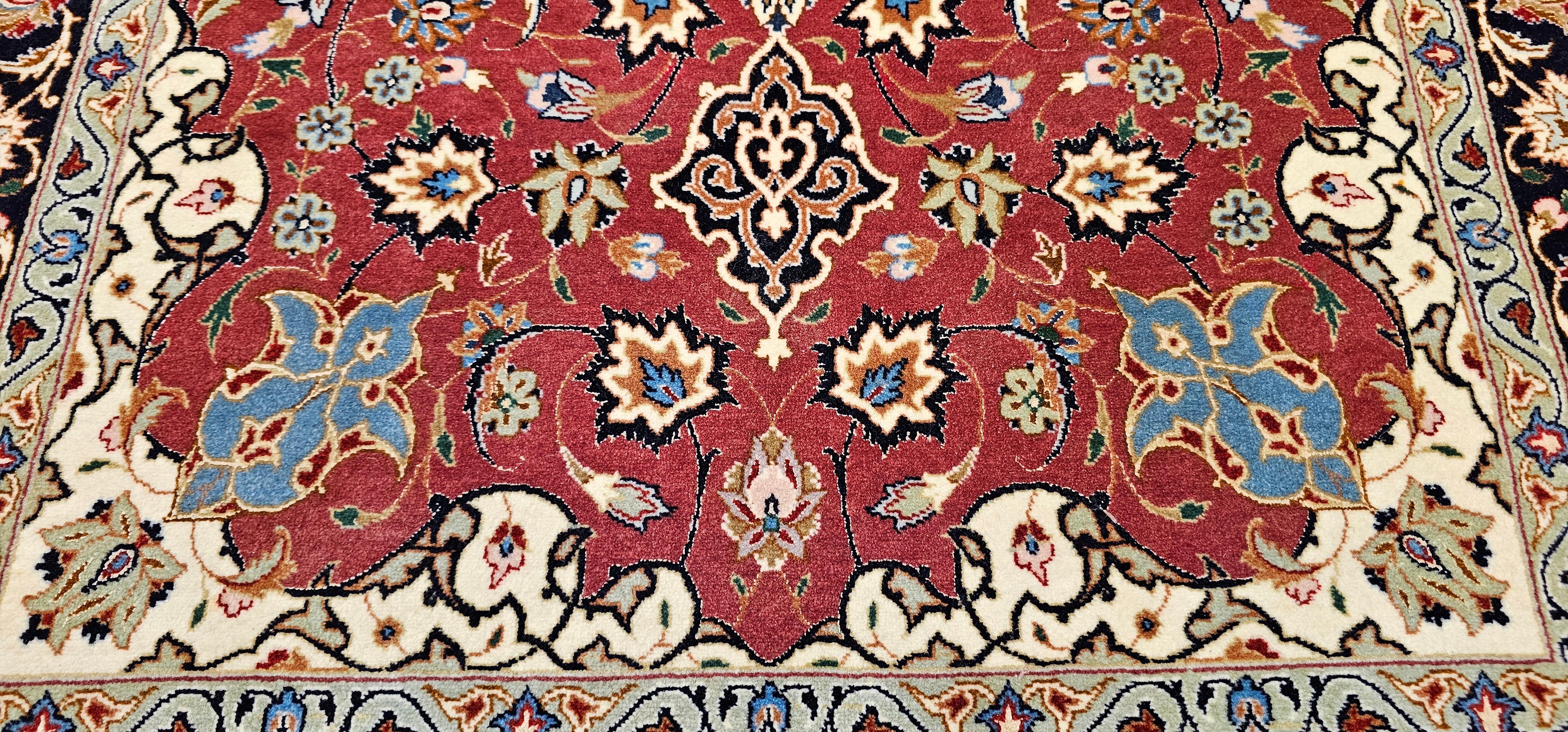 Tappeto persiano d'epoca Tabriz con motivo floreale in rosso melograno, blu navy in vendita 1
