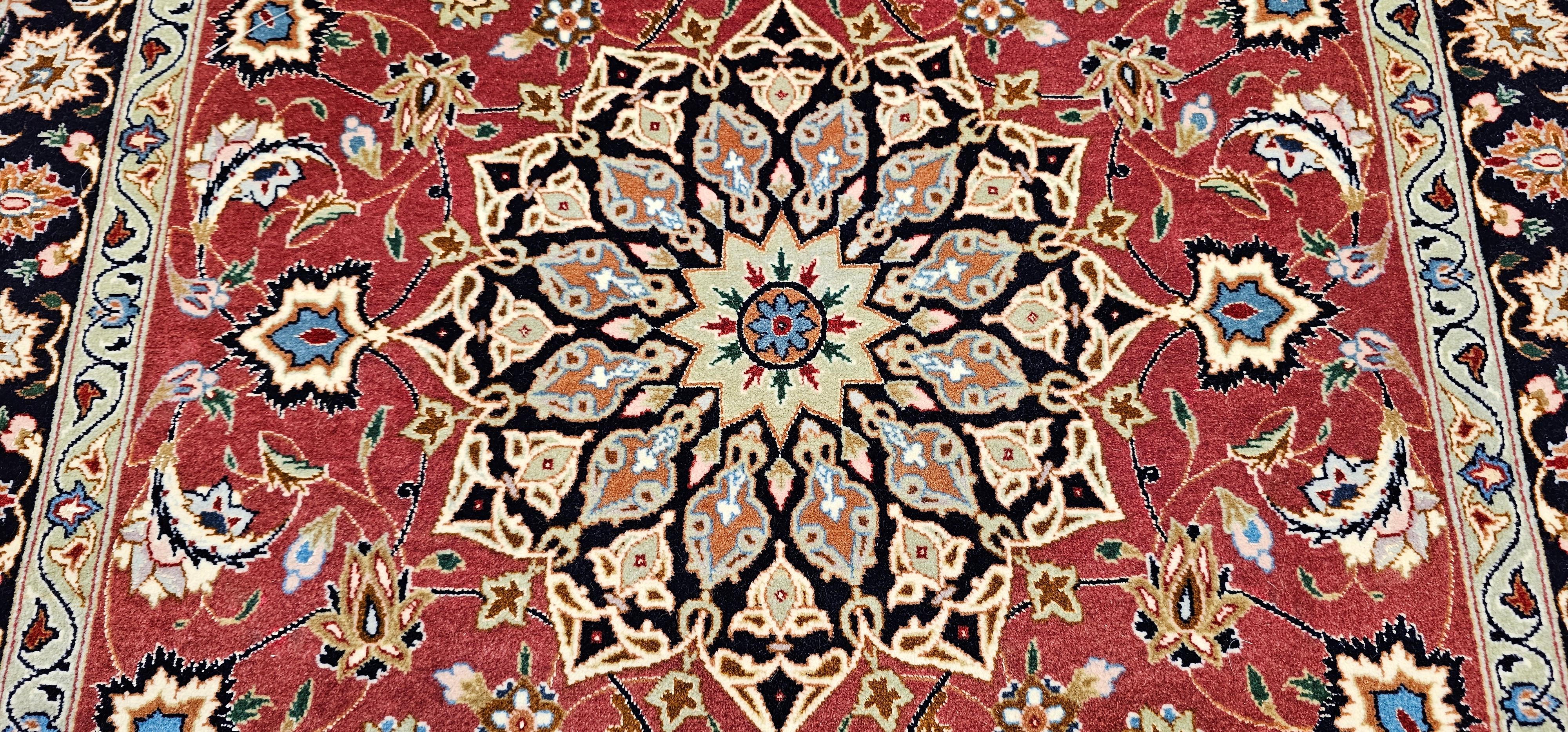Tappeto persiano d'epoca Tabriz con motivo floreale in rosso melograno, blu navy in vendita 2