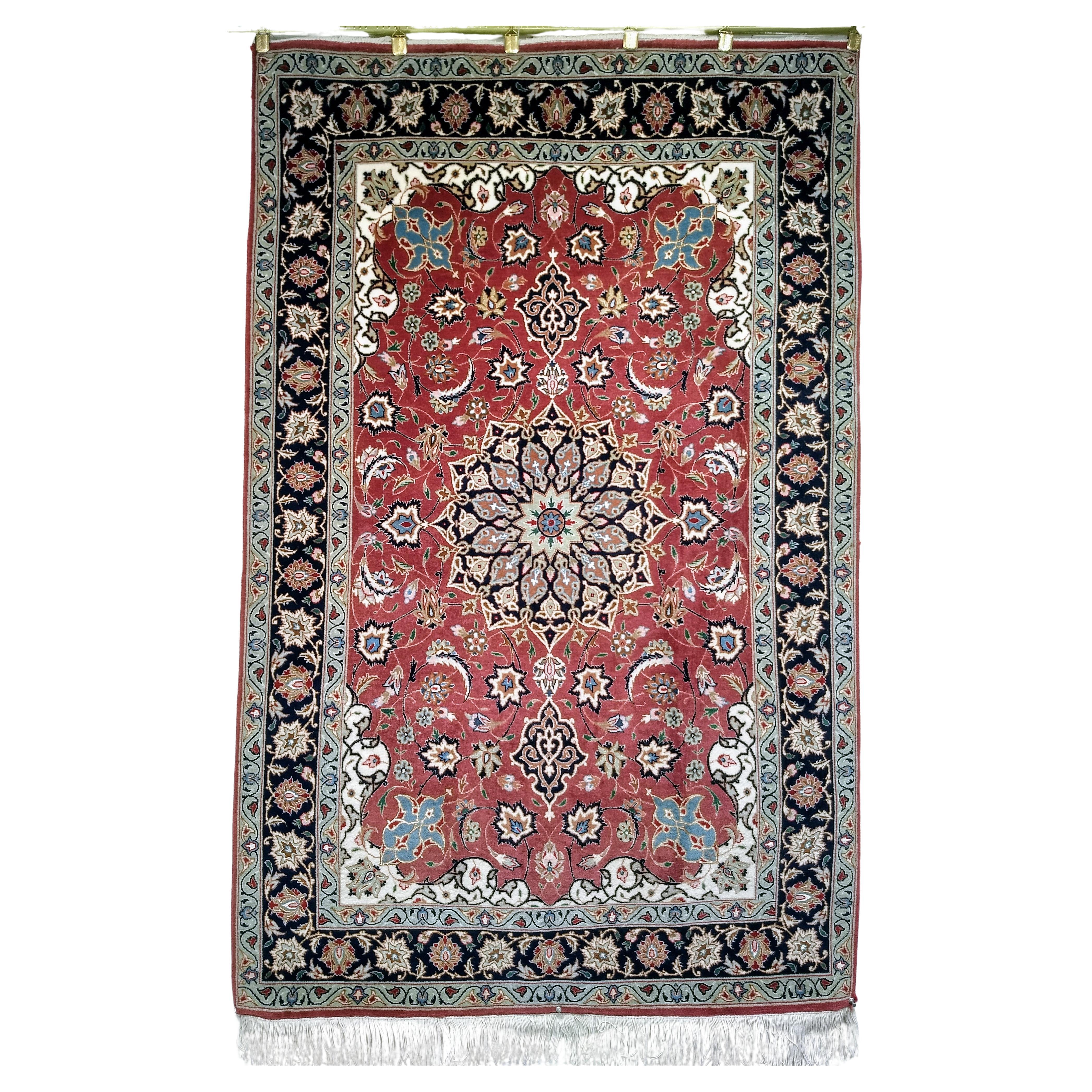 Tappeto persiano d'epoca Tabriz con motivo floreale in rosso melograno, blu navy