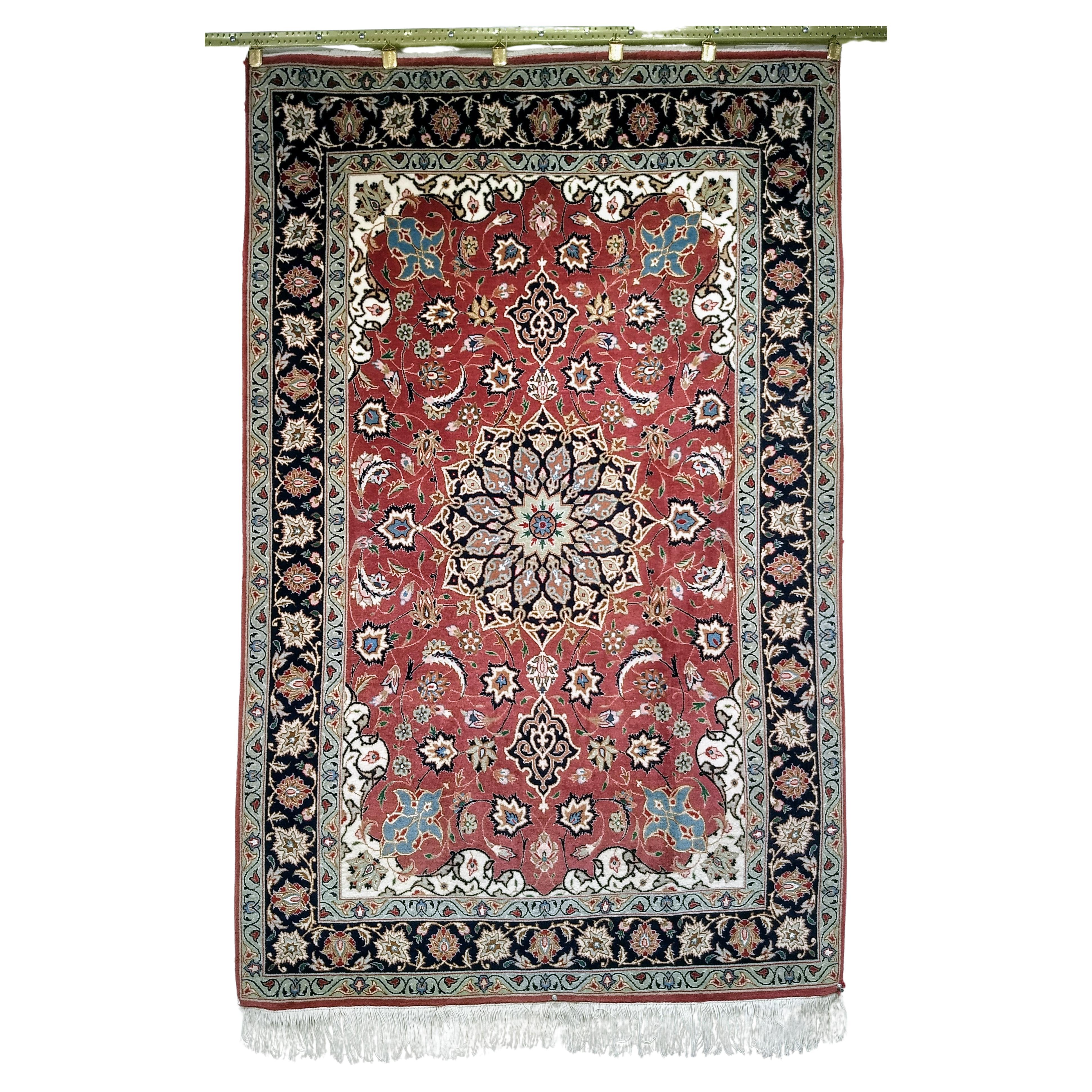 Tapis persan vintage Tabriz à motifs floraux en rouge grenade, marine