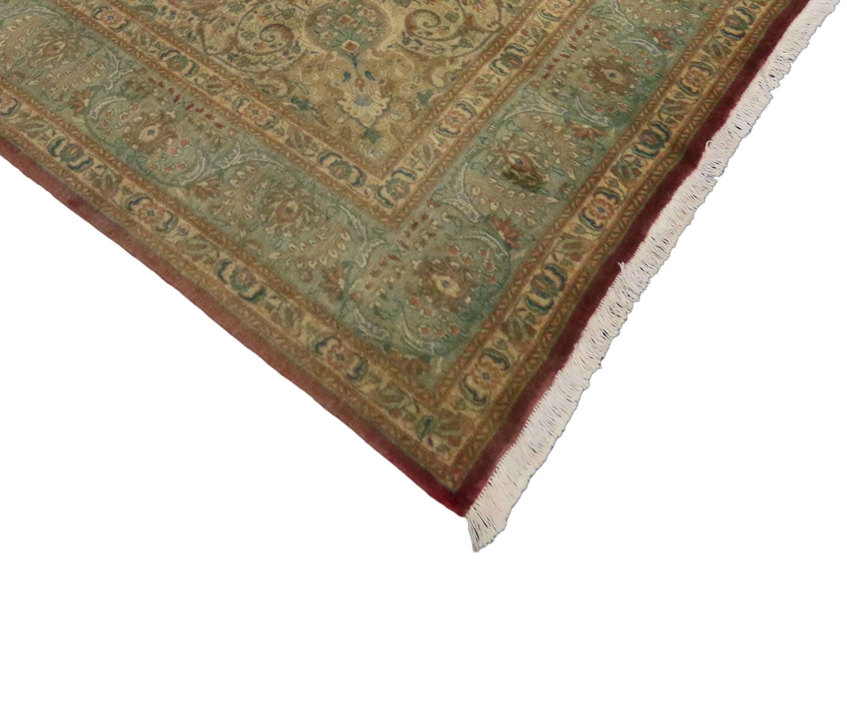 76472, tappeto persiano Tabriz vintage con design a medaglione e stile tradizionale. Questo tappeto persiano Tabriz vintage dallo stile tradizionale, che offre un elemento di comfort, una dichiarazione artistica e una versatilità funzionale, crea