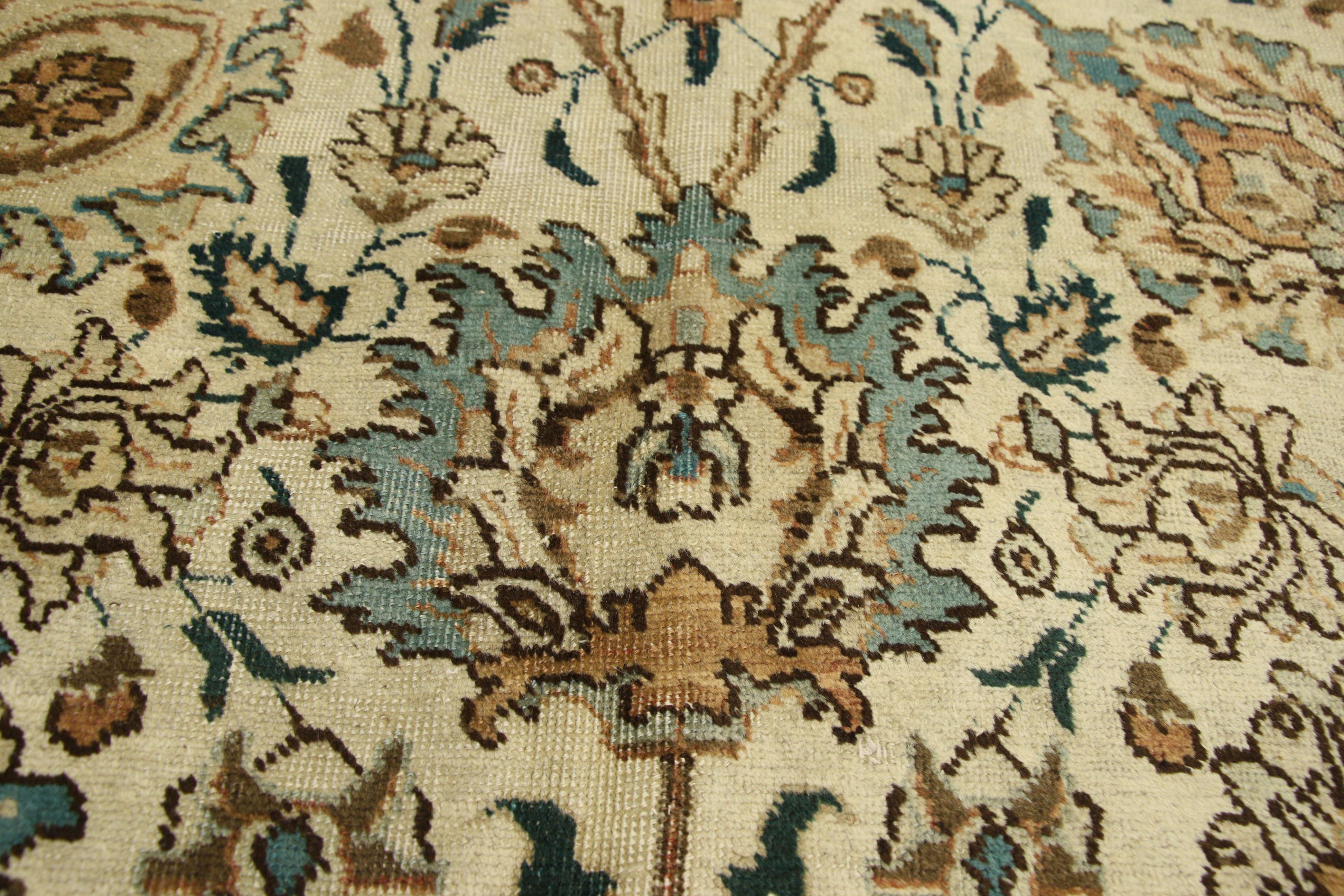 75613, tappeto persiano Tabriz vintage in stile neoclassico svedese gustaviano. Questo tappeto vintage in lana persiana Tabriz, annodato a mano, presenta un motivo floreale a reticolo all-over composto da palmette di loto in fiore, tulipani, gigli,