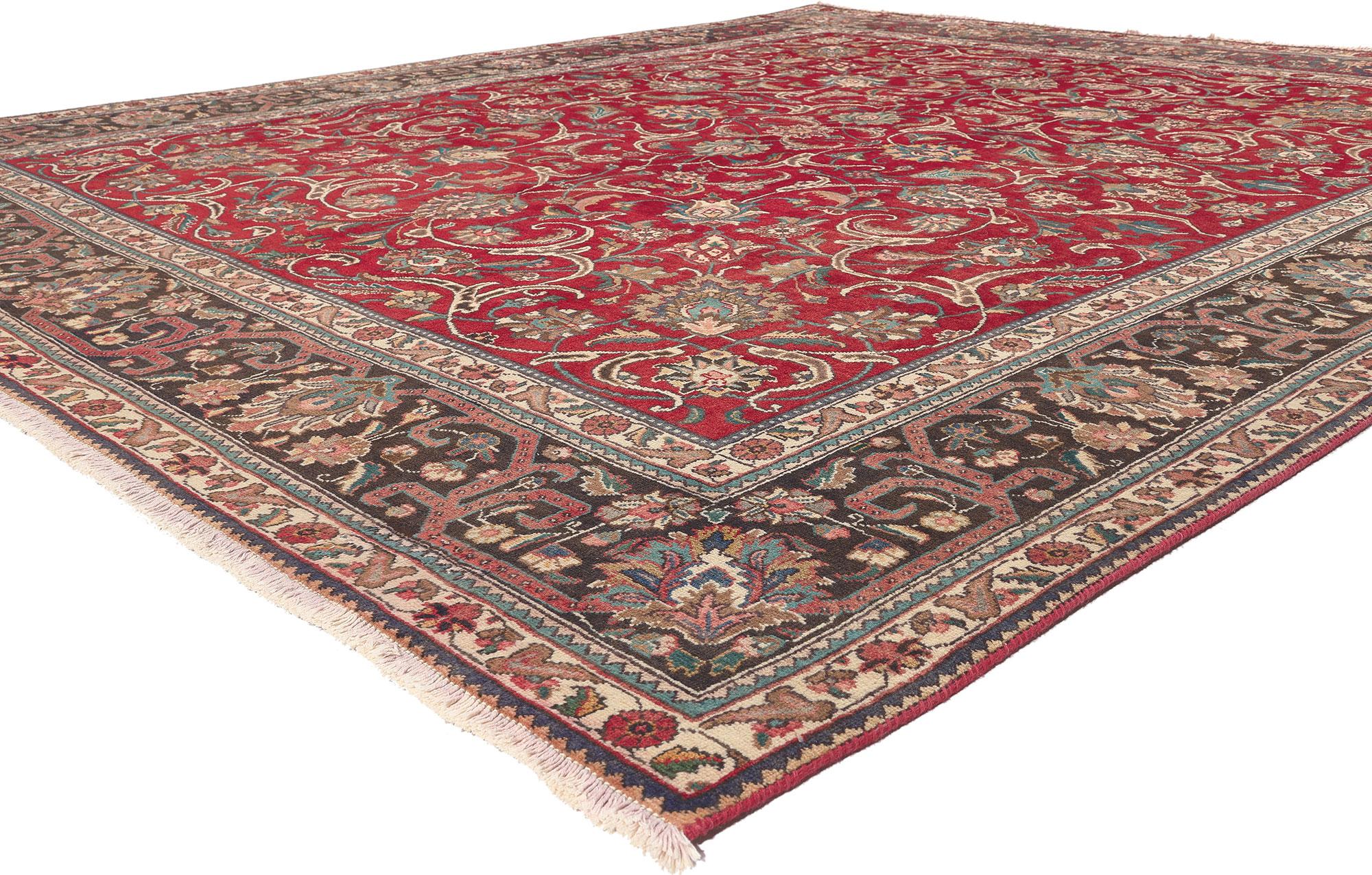 73462 Tapis Persan Vintage Tabriz de style colonial et fédéral traditionnel. Intemporel et raffiné, ce tapis Tabriz persan vintage en laine nouée à la main présente un motif floral intégral composé de palmettes fleuries, de vrilles feuillues, de