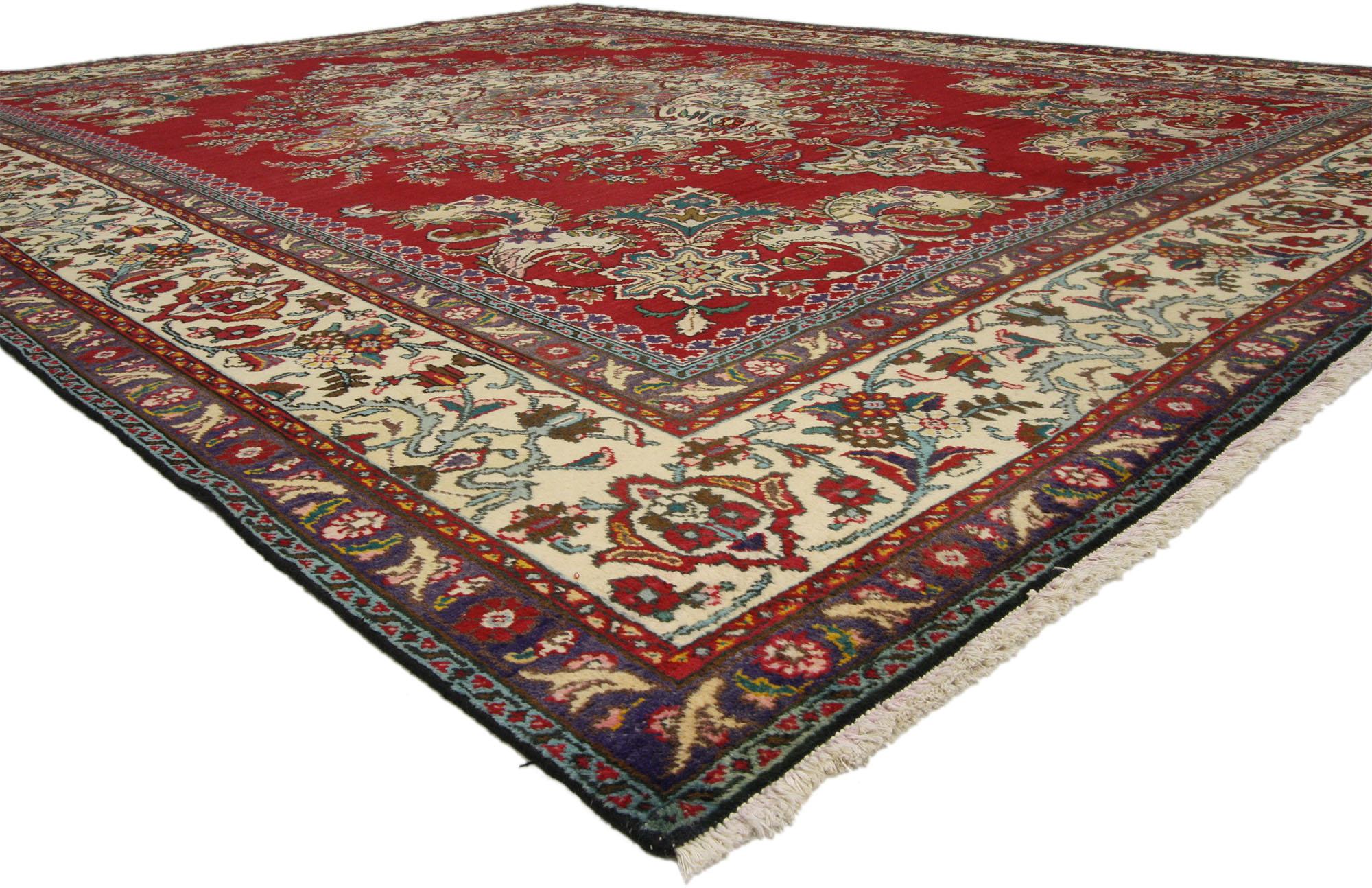 75766 Tapis Persan Vintage Tabriz de style colonial et fédéral traditionnel. De l'élégance décontractée à la fraîcheur et à l'élégance formelle, appréciez le raffinement de ce tapis vintage persan Tabriz en laine nouée à la main. Ses couleurs vives