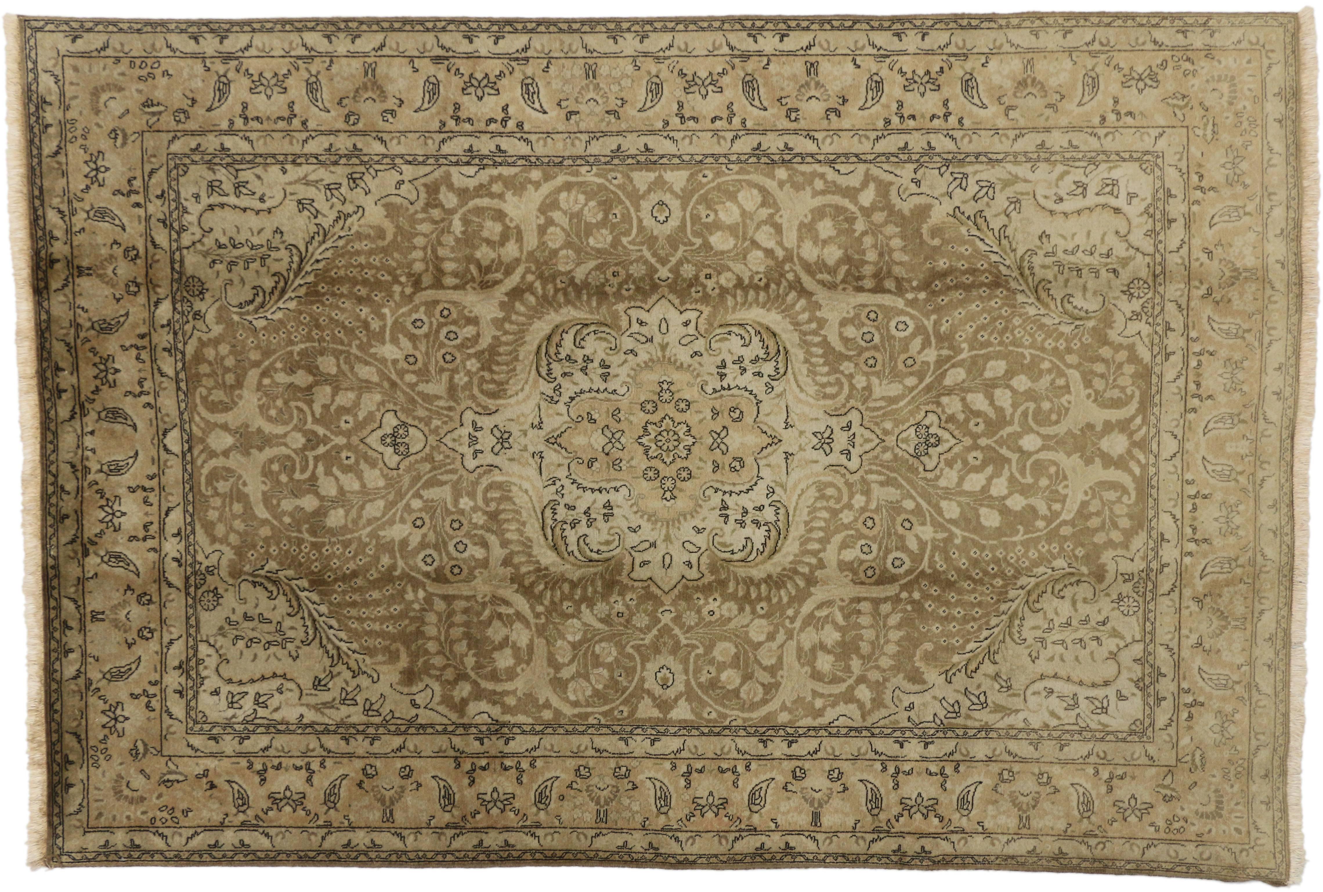 75560, vintage Persian Tabriz area rug with traditional style. With its Persian history and traditional design, this vintage Tabriz rug looks fresher than ever. The Classic design and warm color palette makes it easy to mix and match different types