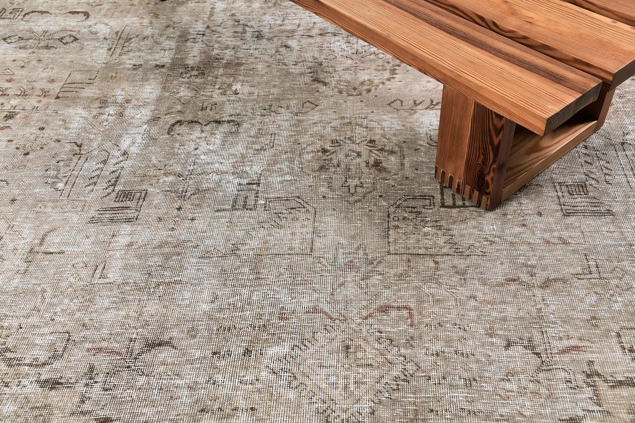 Uno dei nostri tappeti persiani più belli che presenta tutti i motivi naturali di fioritura e simbolici. Un arredamento perfetto completerà ogni singolo dettaglio dei tuoi interni. Tabriz ha una lana impressionante con un design senza tempo che può