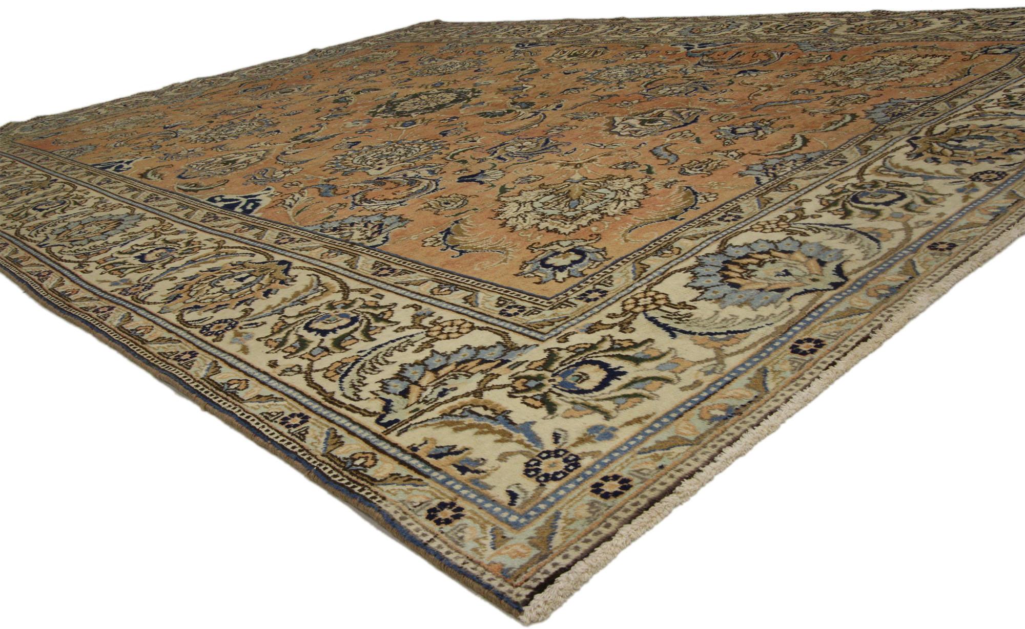 76284 Vintage Persian Tabriz Rug, 08'00 x 11'03. Dieser handgeknüpfte persische Tabriz-Teppich aus Wolle im Vintage-Stil weist ein Allover-Muster auf, das von einer klassischen Bordüre umgeben ist und so ein ausgewogenes und zeitloses Design