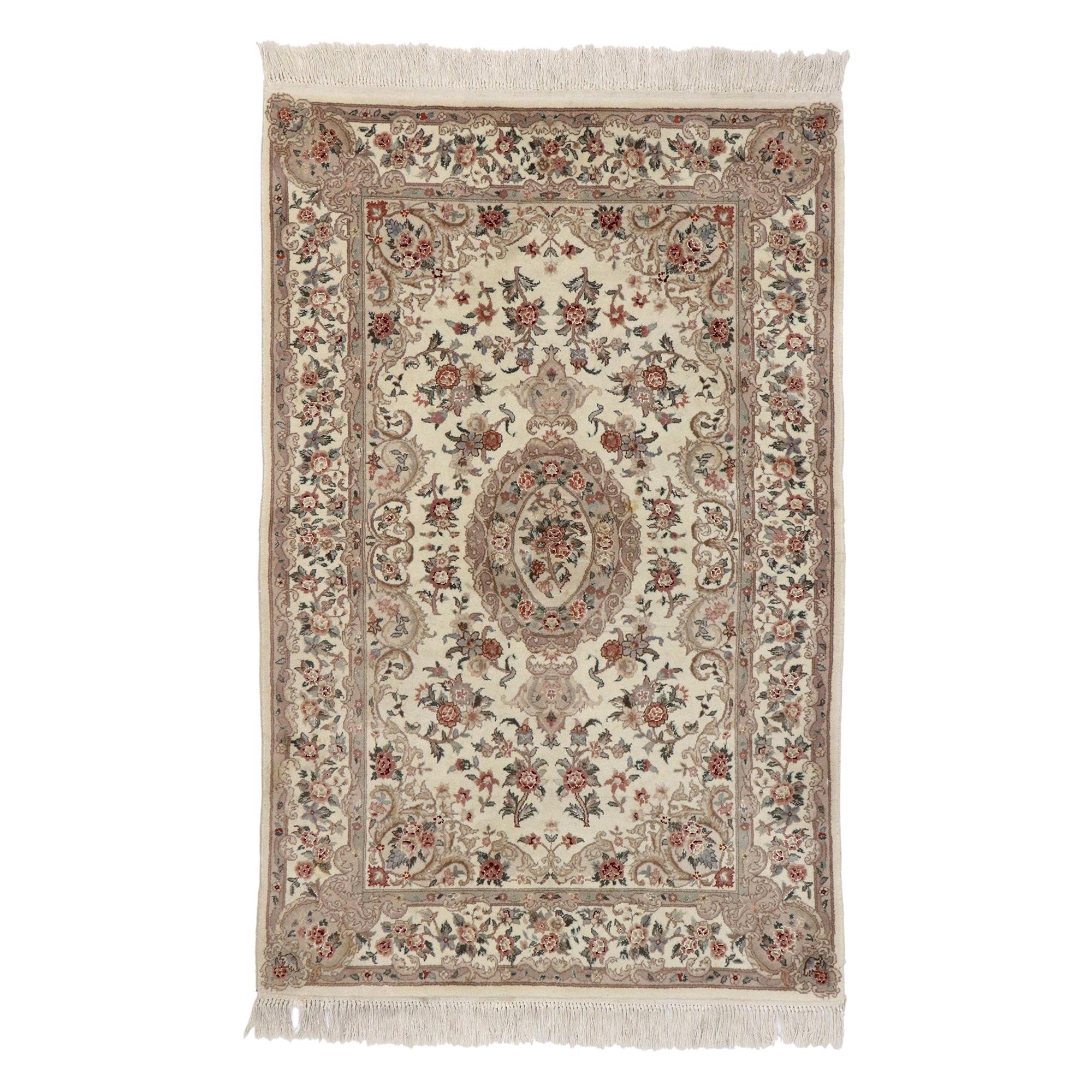 Tapis persan vintage de Tabriz à fleurs chinoises avec style Art Nouveau Rococo