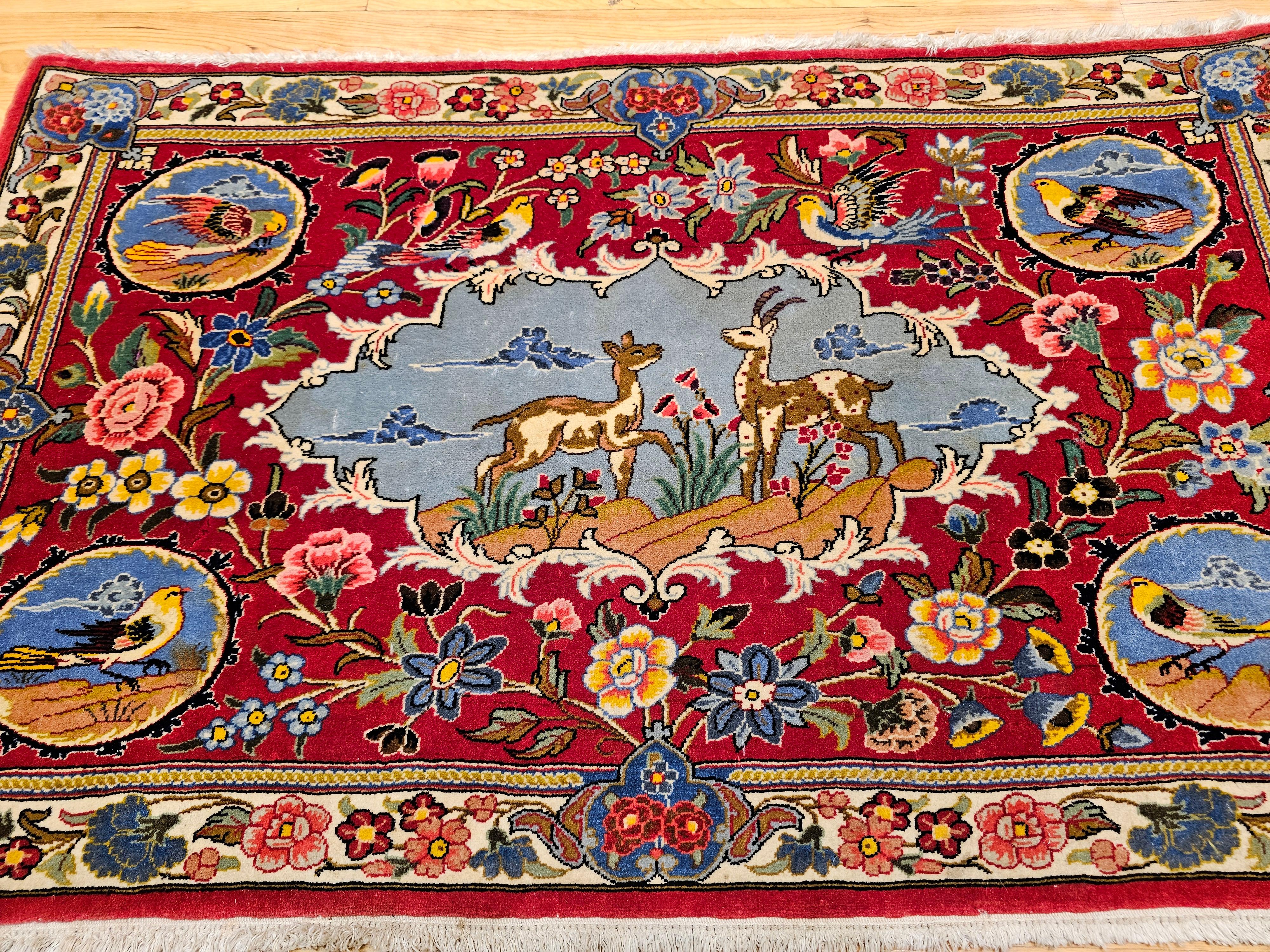 Perse Tapis persan Tabriz vintage noué à la main représentant une scène de forêt et des animaux en vente