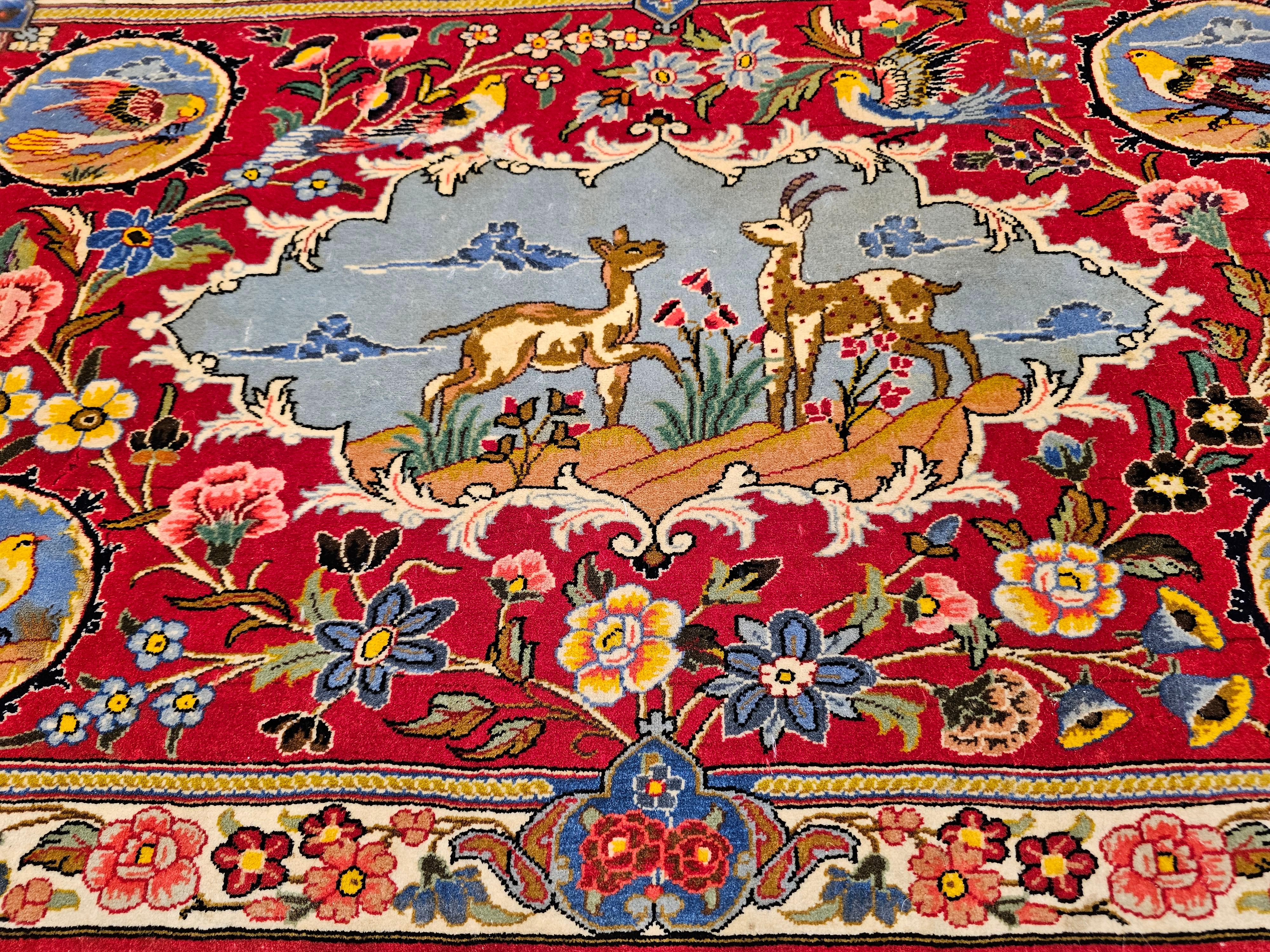 Noué à la main Tapis persan Tabriz vintage noué à la main représentant une scène de forêt et des animaux en vente