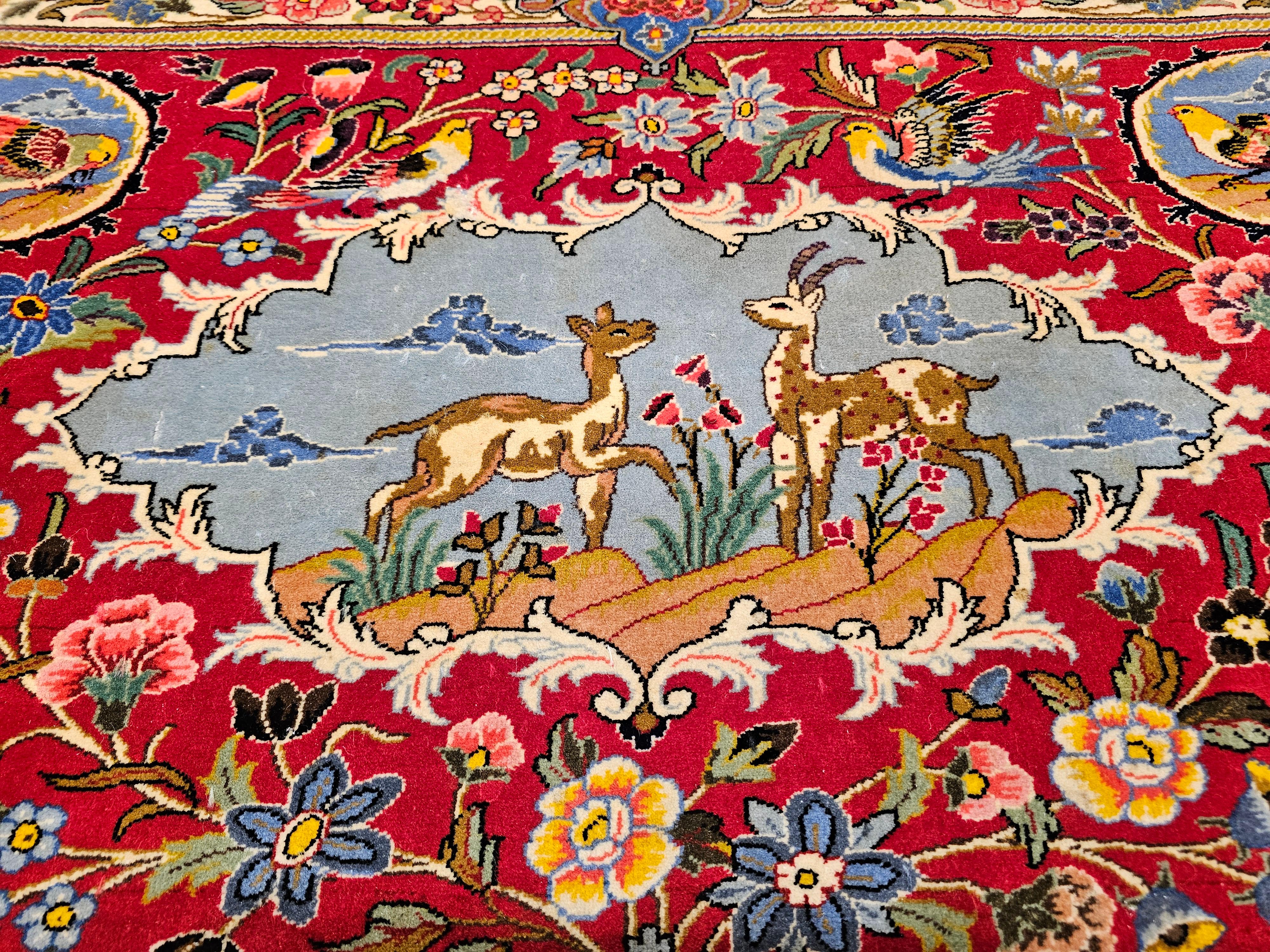 Laine Tapis persan Tabriz vintage noué à la main représentant une scène de forêt et des animaux en vente