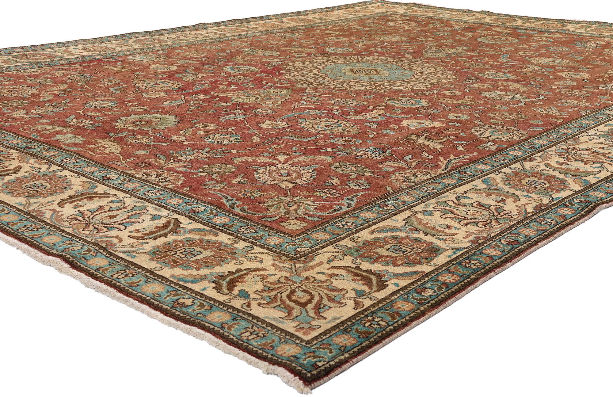 76286, tapis galerie vintage Persan Tabriz avec scène de chasse et style médiéval. Ce tapis Persan Tabriz vintage en laine nouée à la main présente un médaillon central en forme de cuspide à huit pointes souligné d'une bordure filigrane parmi une
