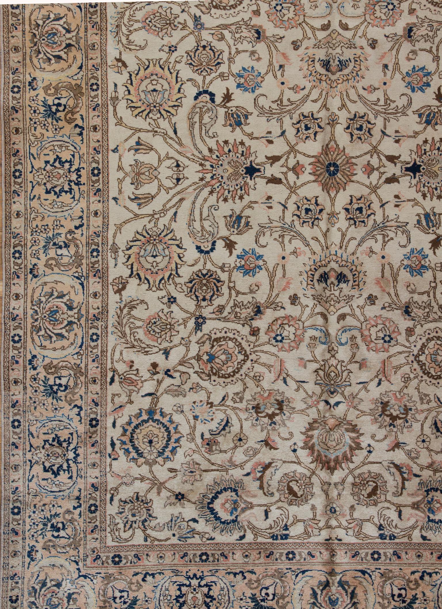 Vintage Persisch Tabriz Teppich 7'9 x 11'. Ein persischer Täbriz-Teppich aus den 1920er Jahren mit elfenbeinfarbenem Grund und Allover-Muster. Die Hauptbordüre ergänzt den Teppich und die Details in diesem handgeknüpften Stück zeigen die