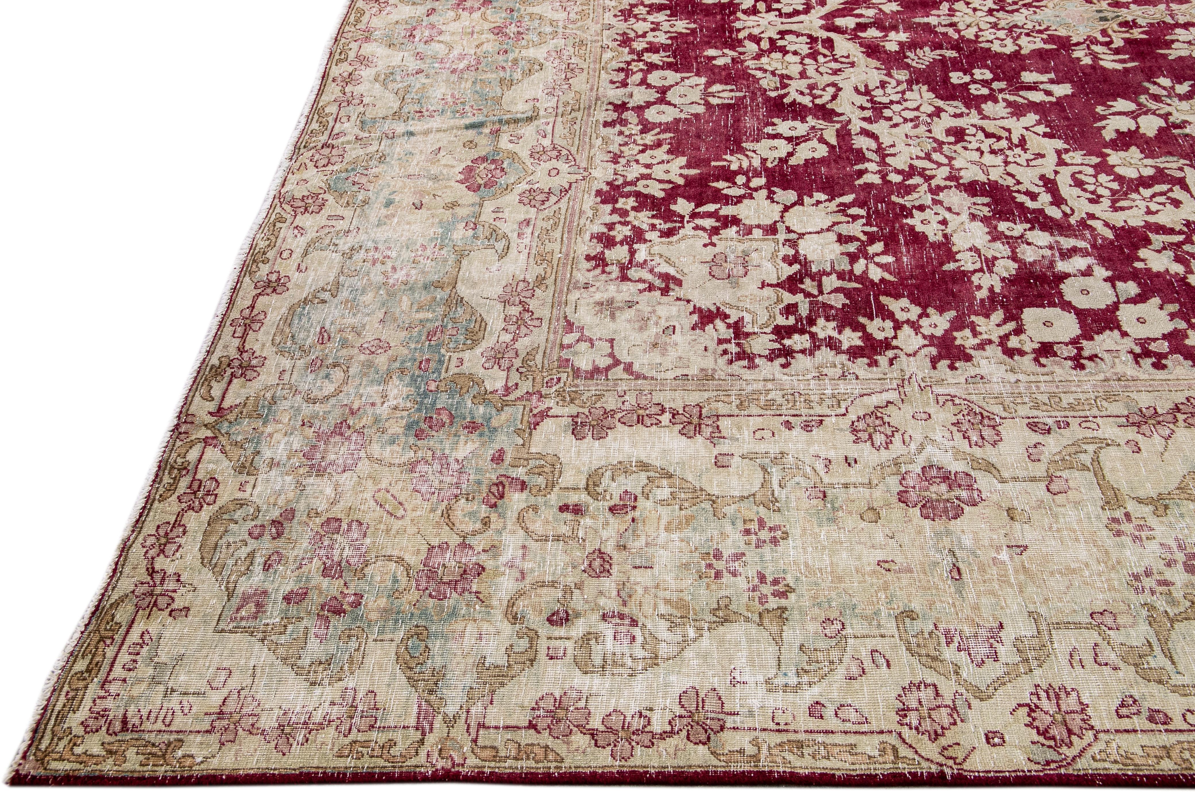 Perse Vieux Tapis Persan Tabriz en laine rouge fait à la main avec motif de médaillon en vente