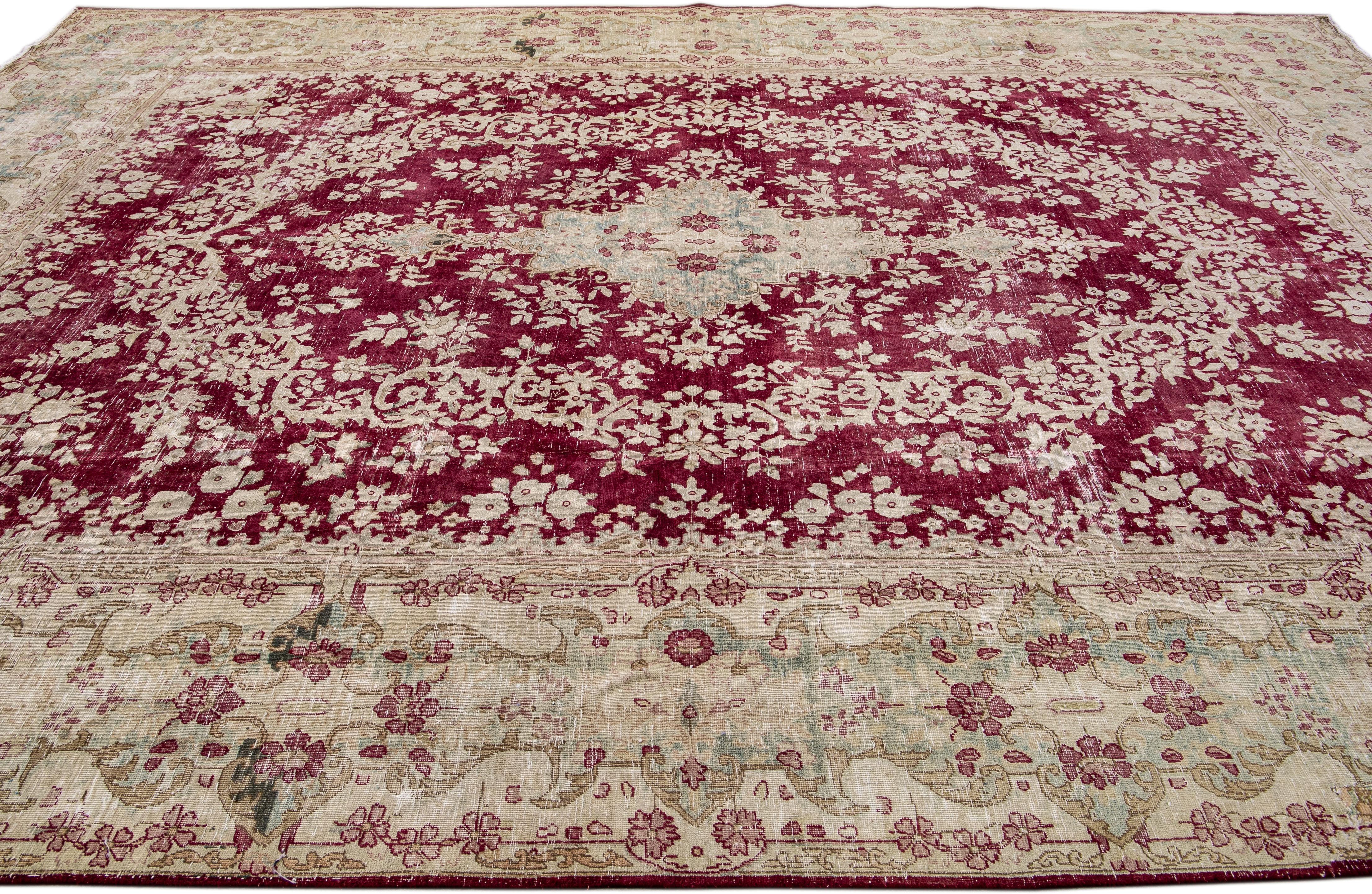 Noué à la main Vieux Tapis Persan Tabriz en laine rouge fait à la main avec motif de médaillon en vente