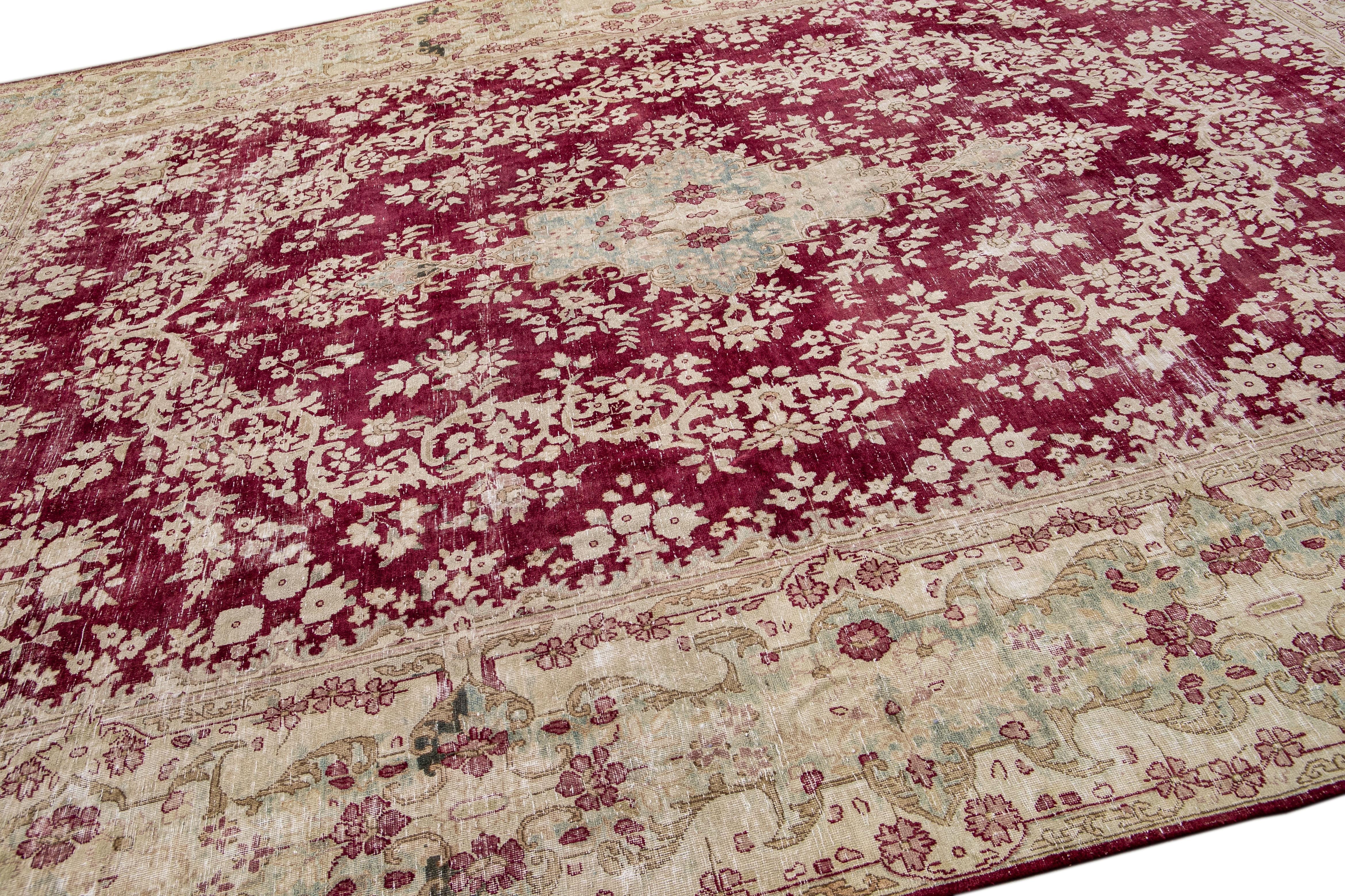 Vieux Tapis Persan Tabriz en laine rouge fait à la main avec motif de médaillon Abîmé - En vente à Norwalk, CT