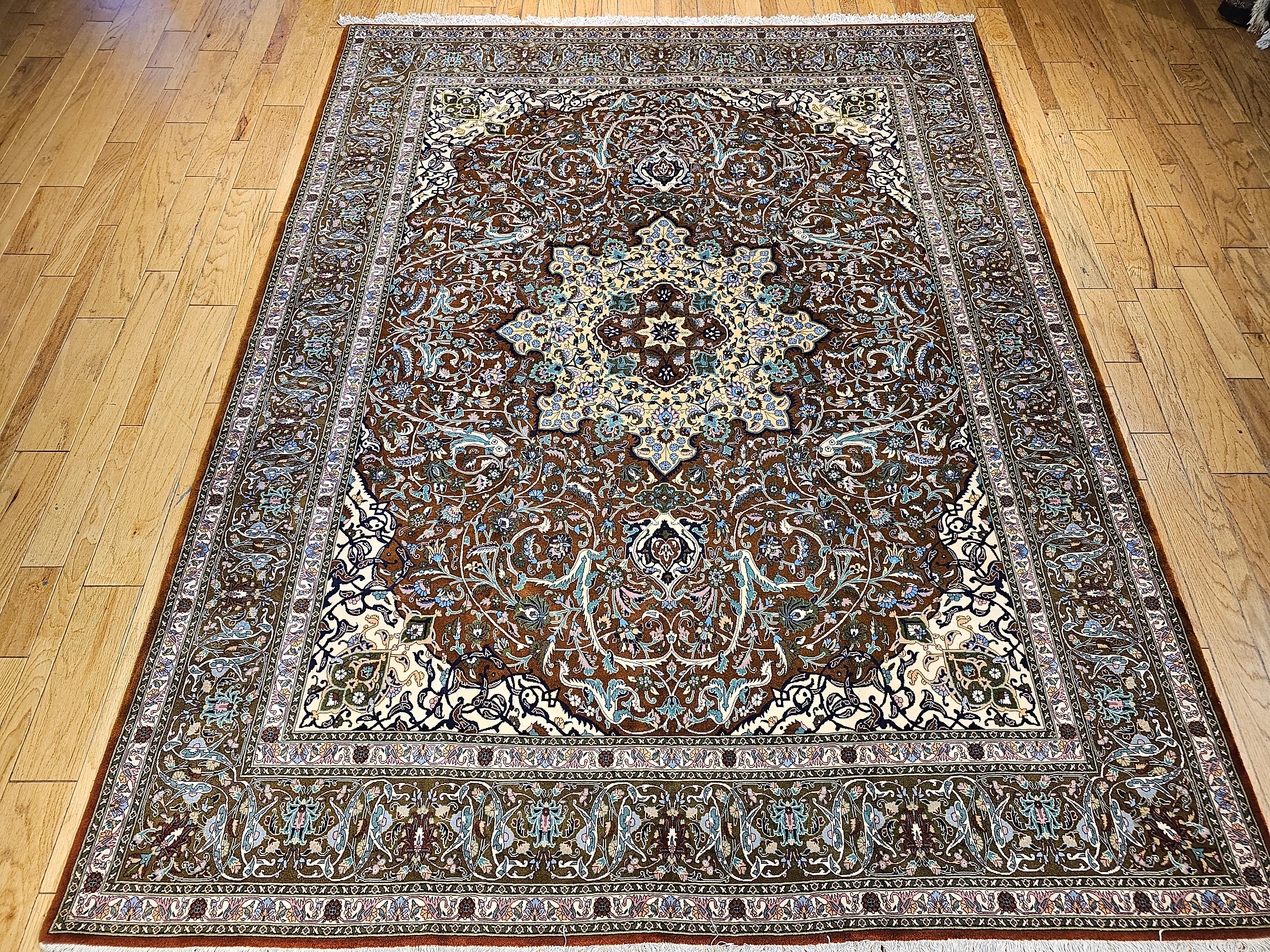 Questo squisito tappeto persiano Tabriz vintage, risalente al primo quarto del XX secolo, è uno splendido esempio di maestria artigianale e patrimonio artistico. Tessuto a mano con lana della migliore qualità e tinture vegetali naturali, presenta un