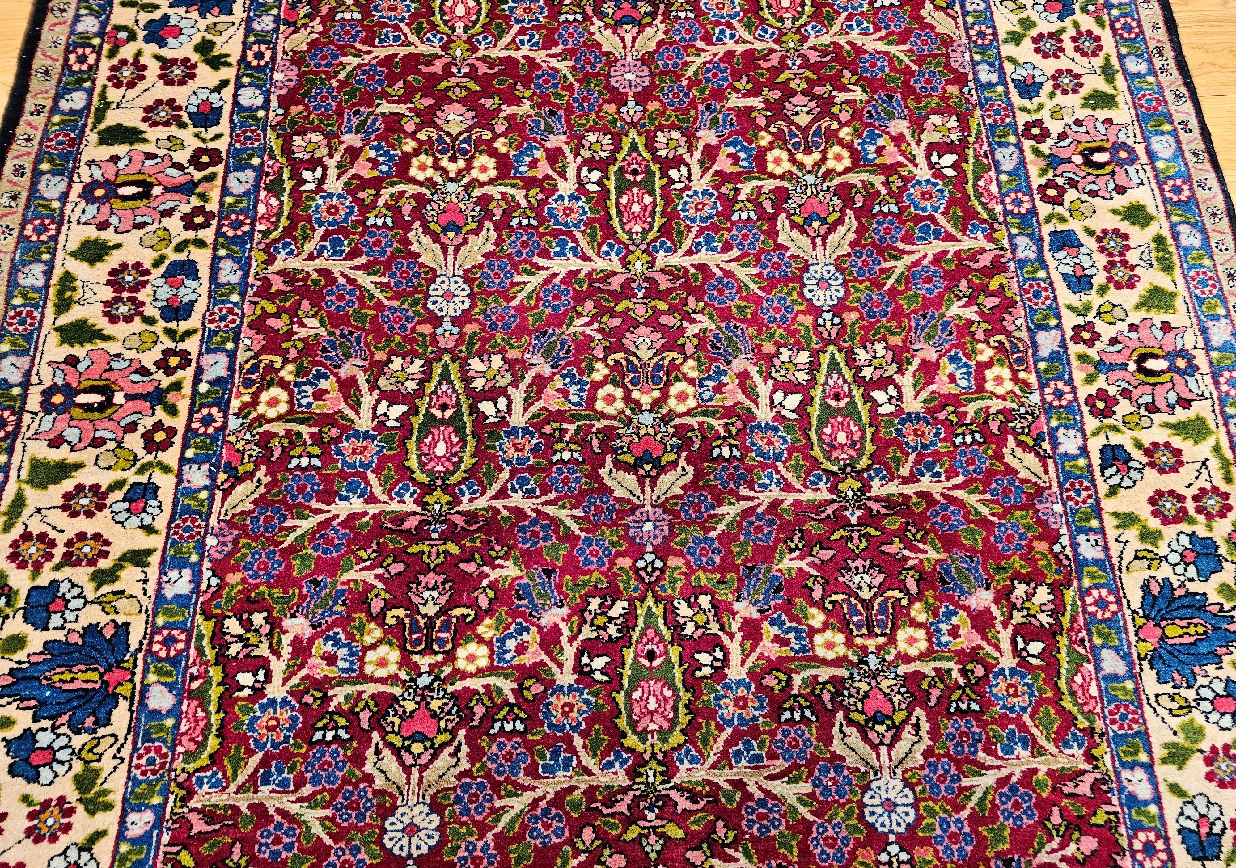 XX secolo Tappeto persiano Tabriz vintage con motivo dell'albero della vita in magenta, avocado, ceruleo in vendita