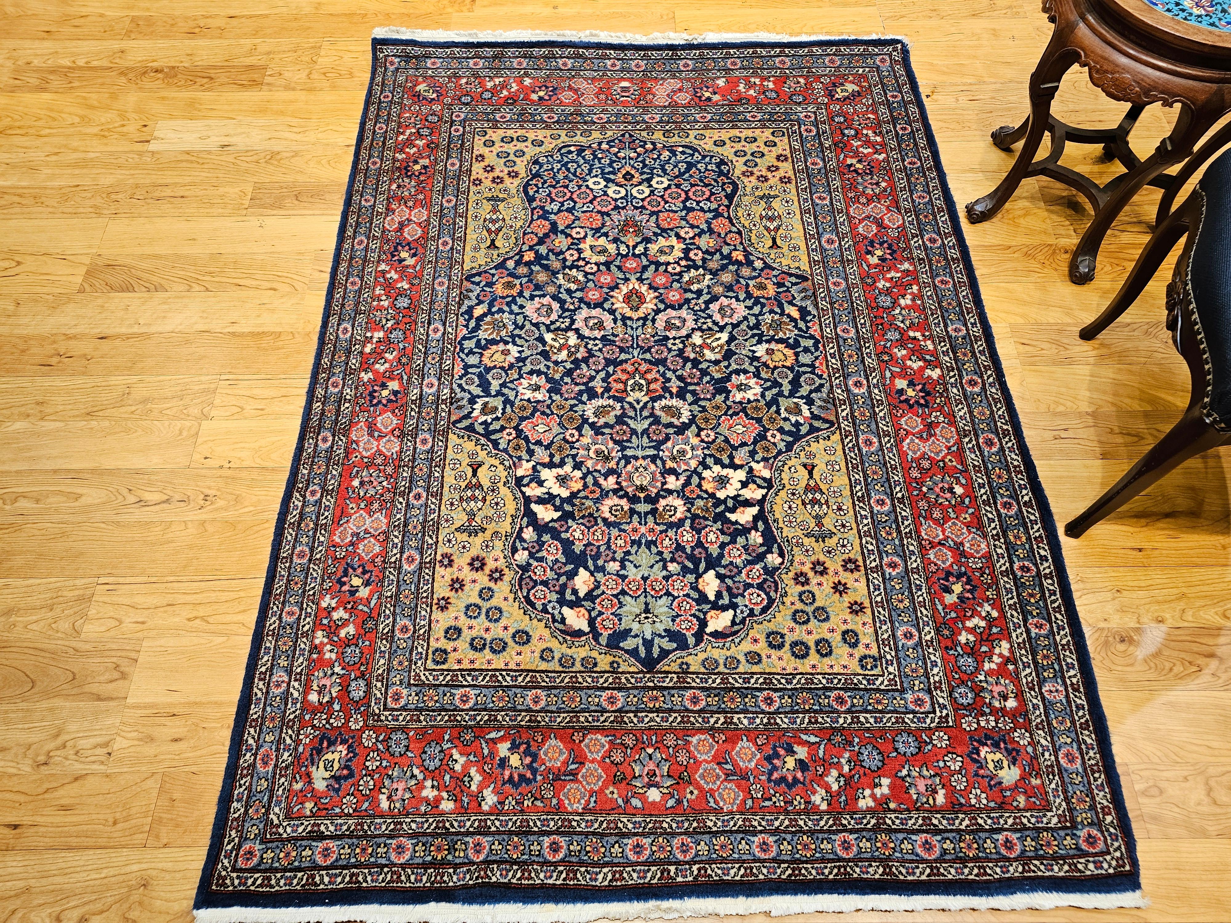 Tapis persan Tabriz vintage avec motif floral sur toute sa surface en bleu marine, jaune, rouge, gris en vente 3