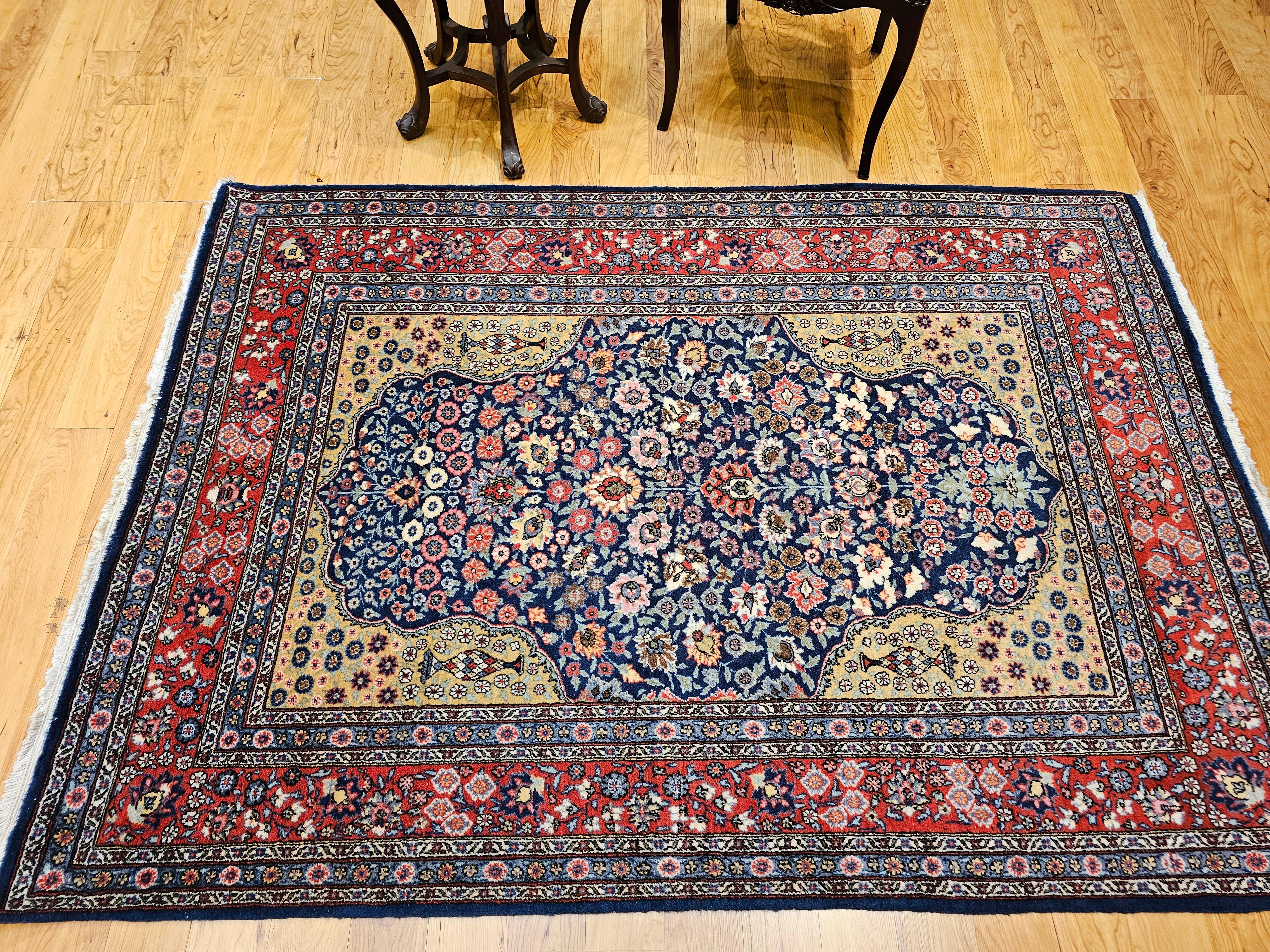 Tapis persan Tabriz vintage avec motif floral sur toute sa surface en bleu marine, jaune, rouge, gris en vente 5