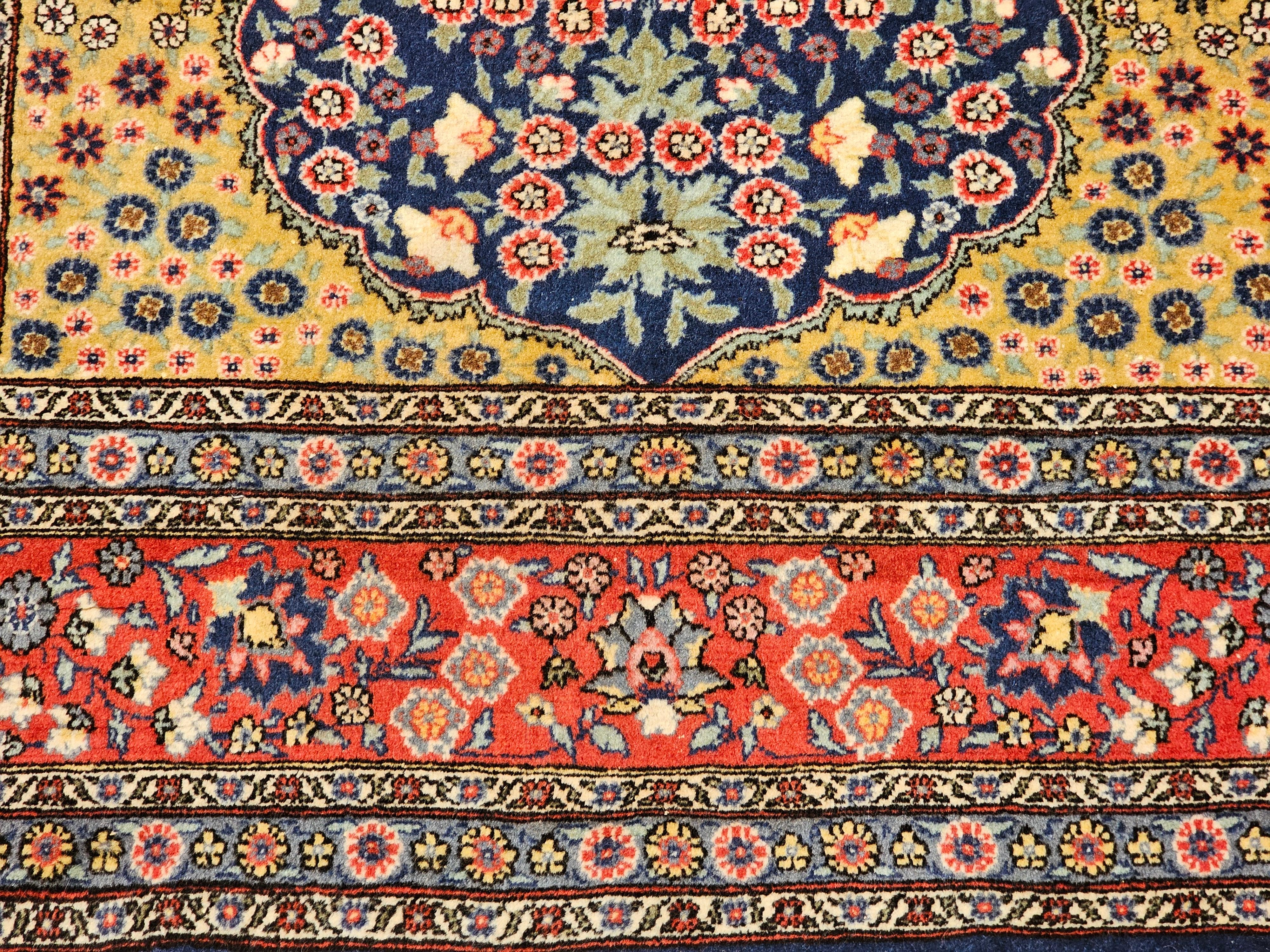 Perse Tapis persan Tabriz vintage avec motif floral sur toute sa surface en bleu marine, jaune, rouge, gris en vente