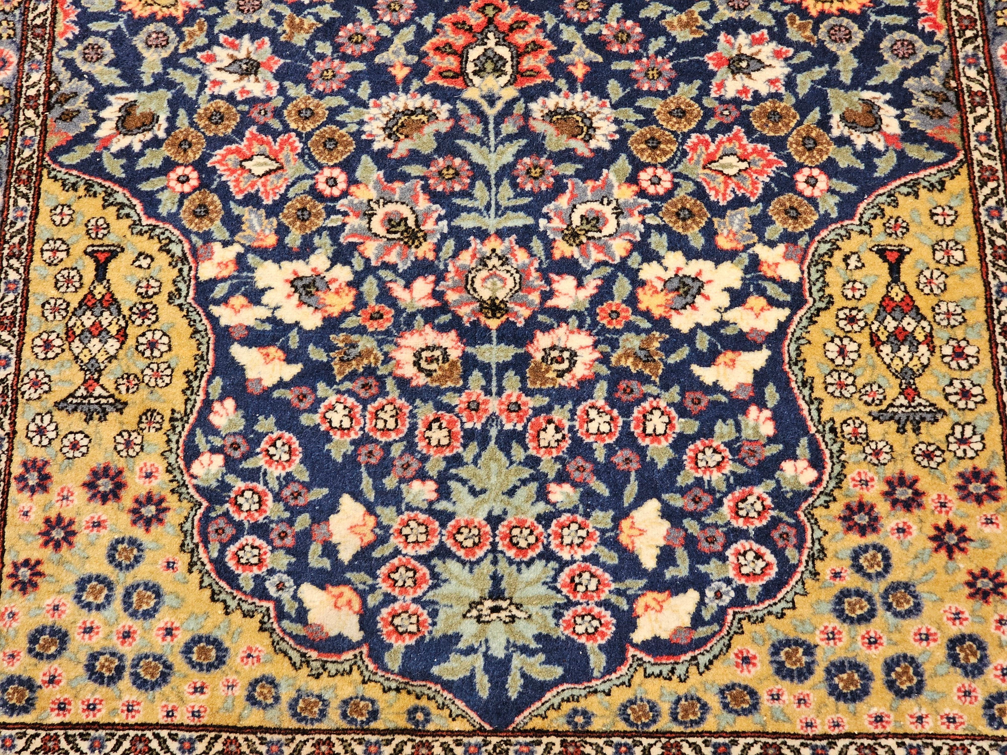 Tissé à la main Tapis persan Tabriz vintage avec motif floral sur toute sa surface en bleu marine, jaune, rouge, gris en vente