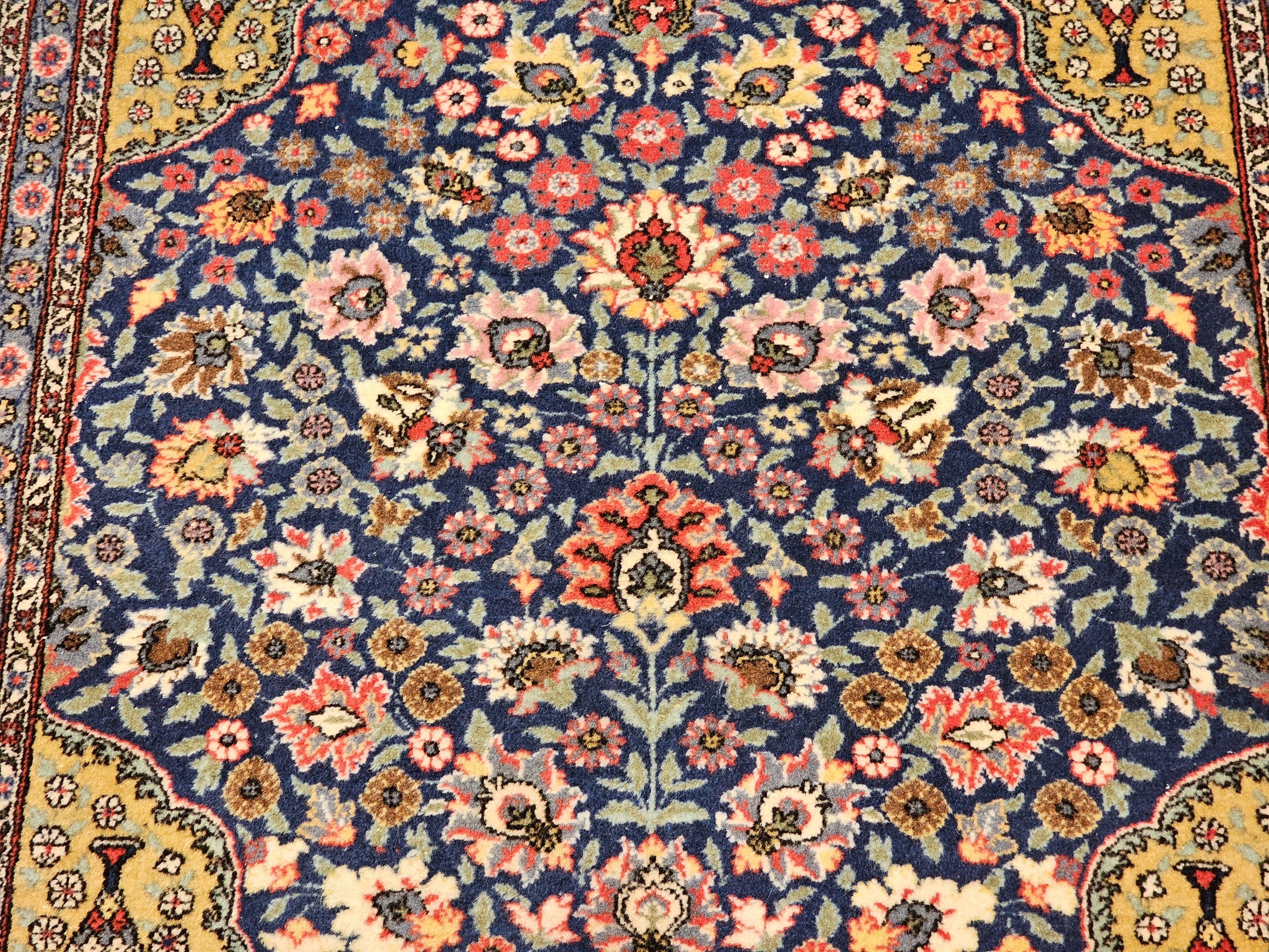Tapis persan Tabriz vintage avec motif floral sur toute sa surface en bleu marine, jaune, rouge, gris Bon état - En vente à Barrington, IL