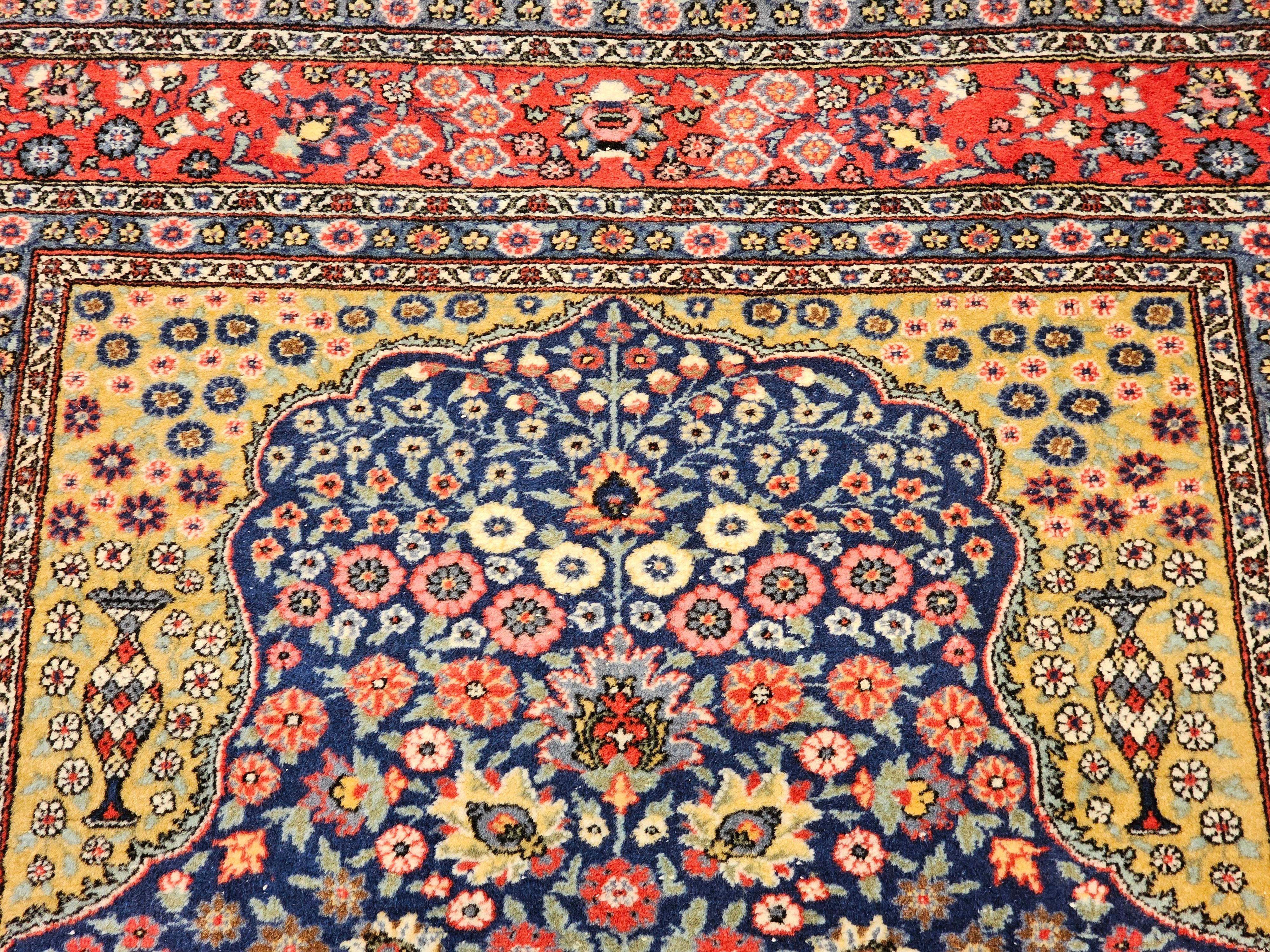 20ième siècle Tapis persan Tabriz vintage avec motif floral sur toute sa surface en bleu marine, jaune, rouge, gris en vente