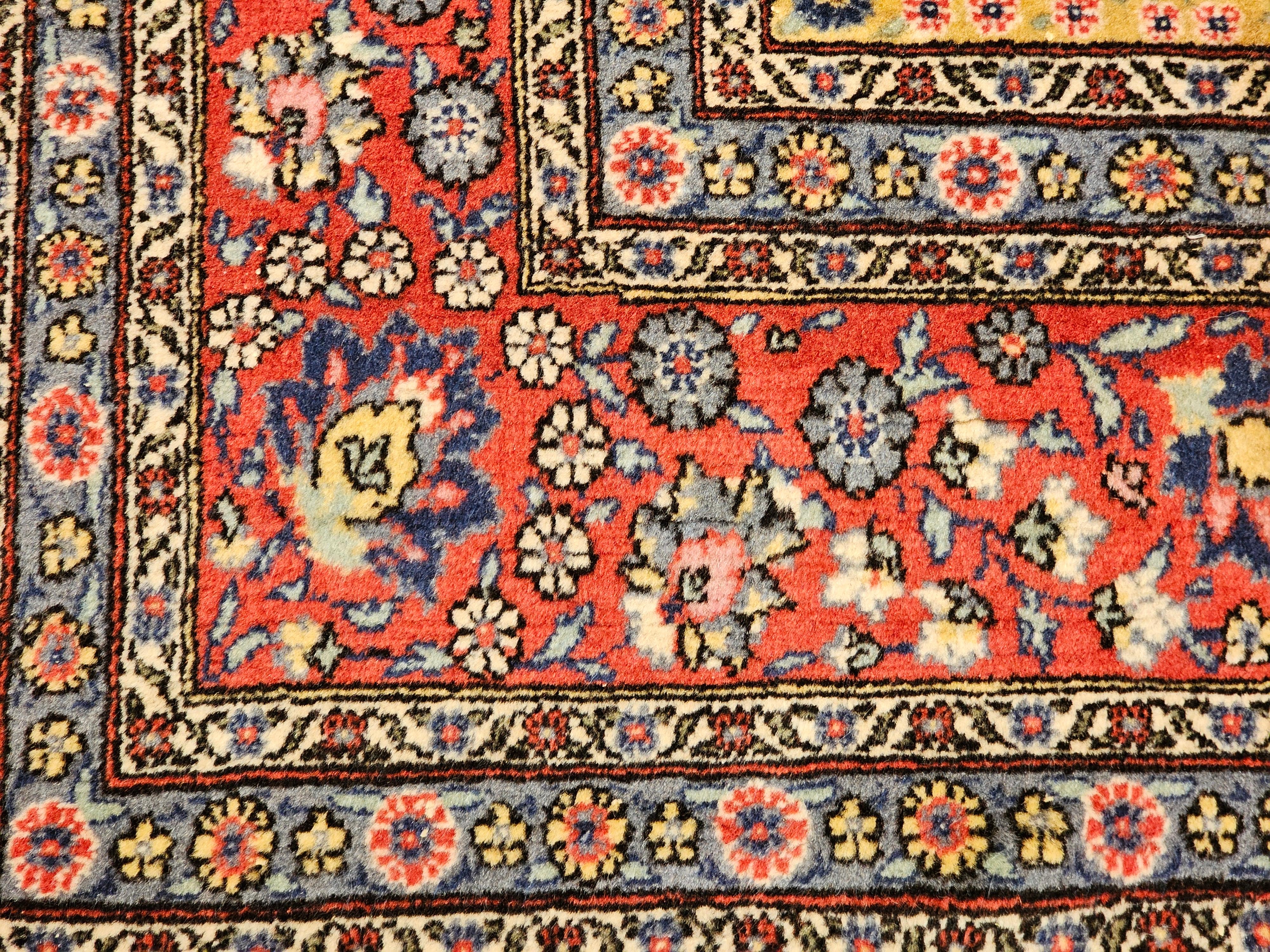 Laine Tapis persan Tabriz vintage avec motif floral sur toute sa surface en bleu marine, jaune, rouge, gris en vente
