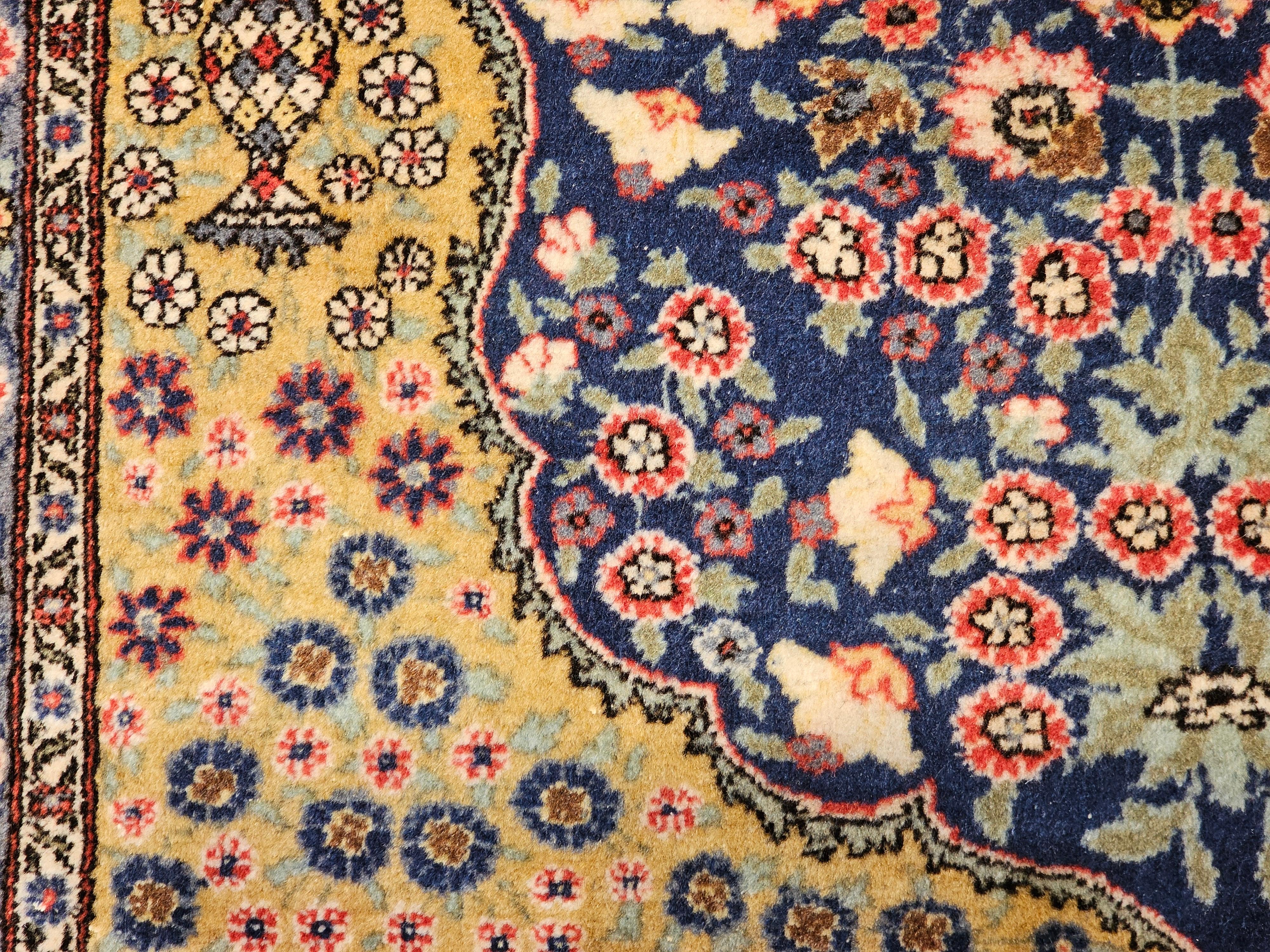 Tapis persan Tabriz vintage avec motif floral sur toute sa surface en bleu marine, jaune, rouge, gris en vente 1