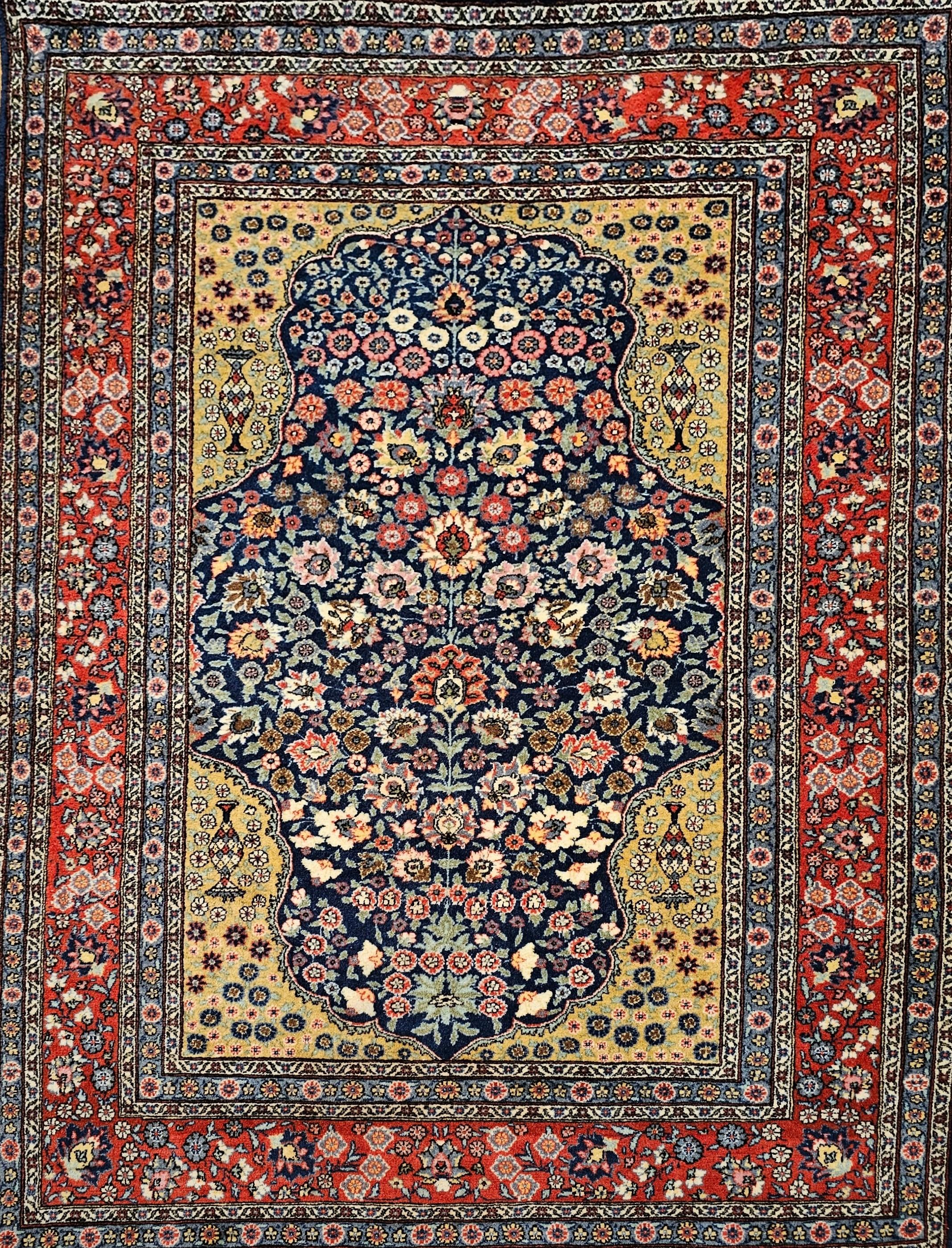 Tapis persan Tabriz vintage avec motif floral sur toute sa surface en bleu marine, jaune, rouge, gris