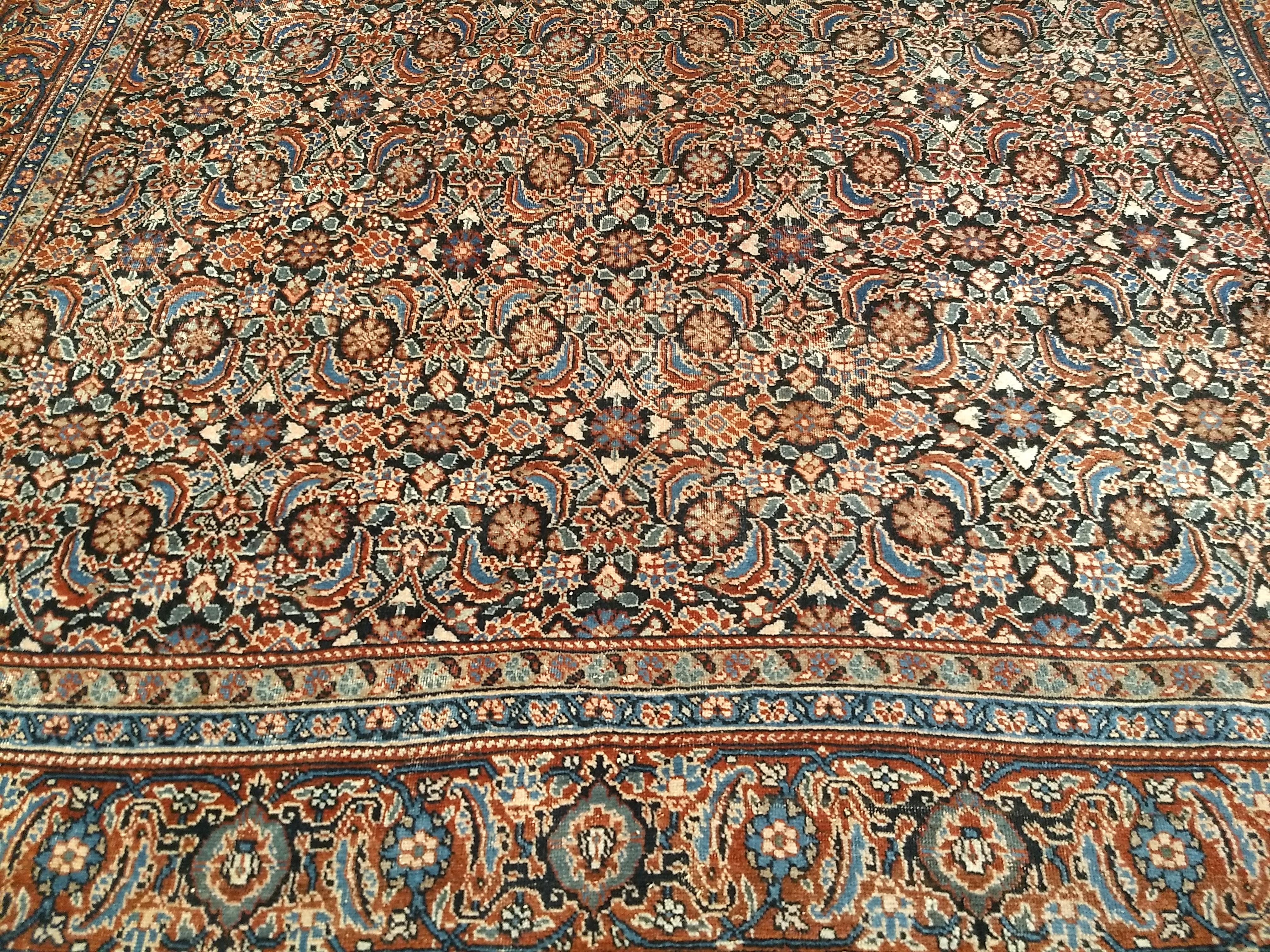 Antiker persischer Täbris  Room Size Teppich in Allover-Teppich mit Herati-Muster (20. Jahrhundert) im Angebot