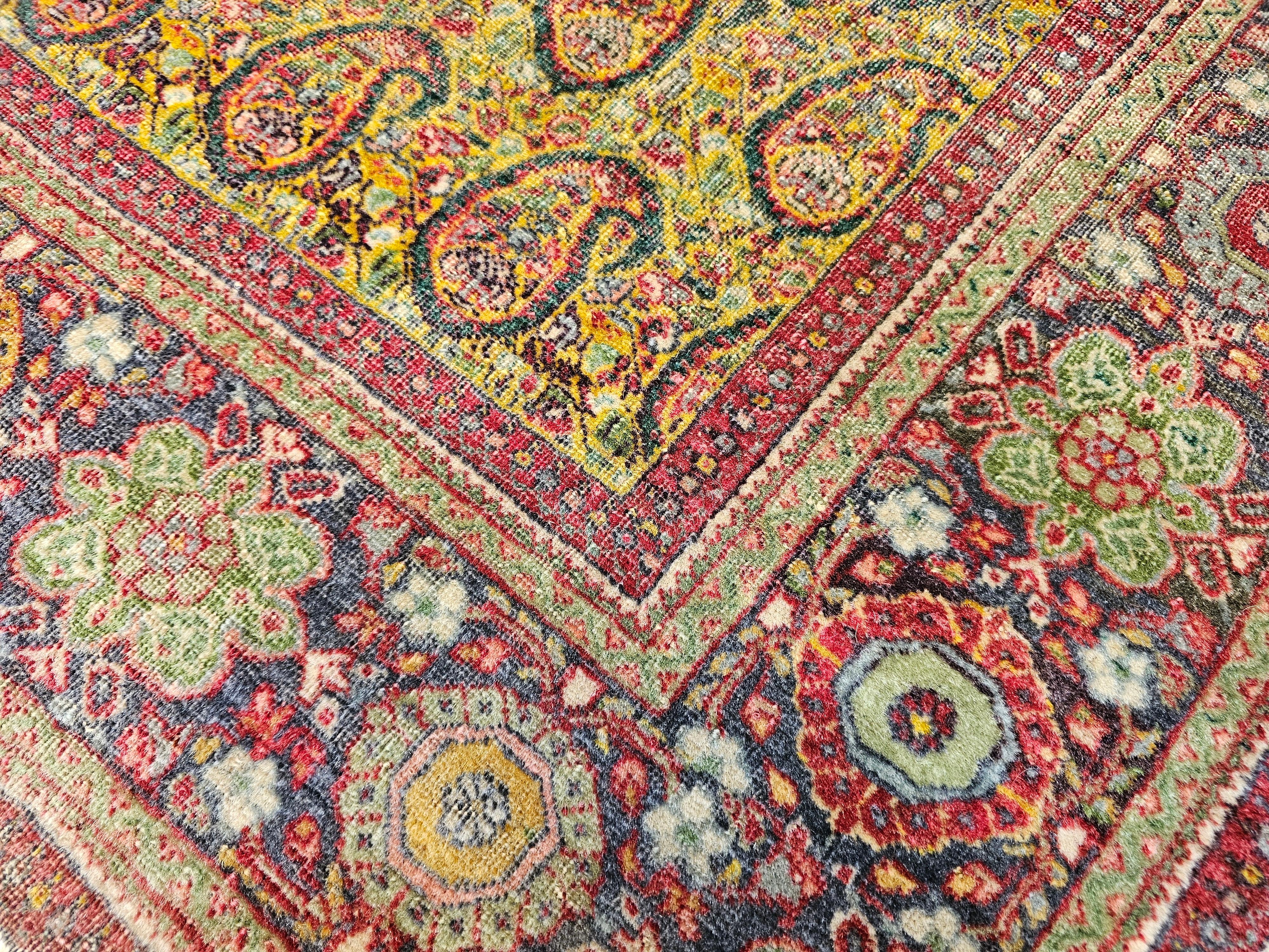 Tapis persan Tabriz vintage à motif cachemire en vert pâle, jaune, rouge en vente 4