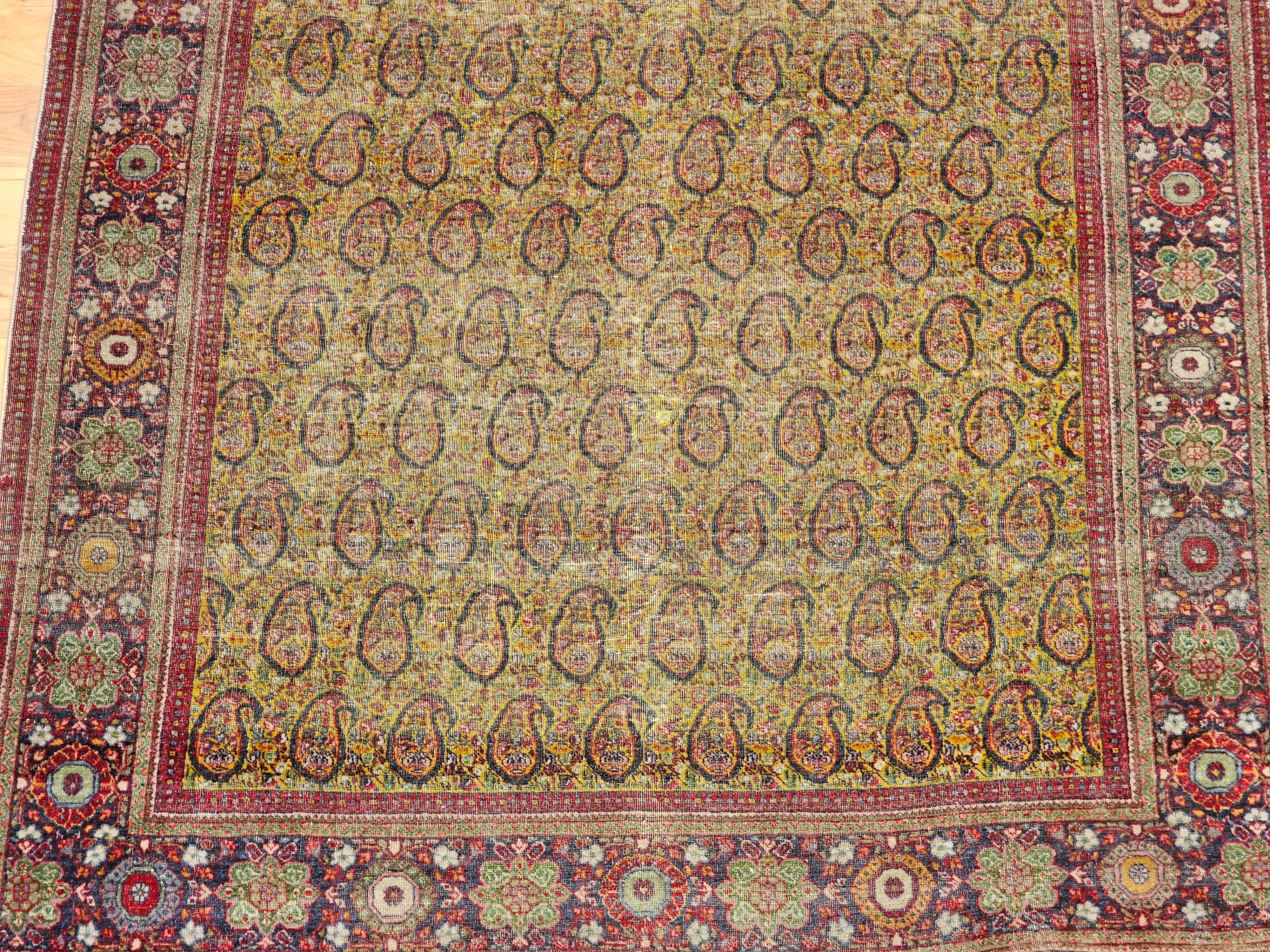 Perse Tapis persan Tabriz vintage à motif cachemire en vert pâle, jaune, rouge en vente