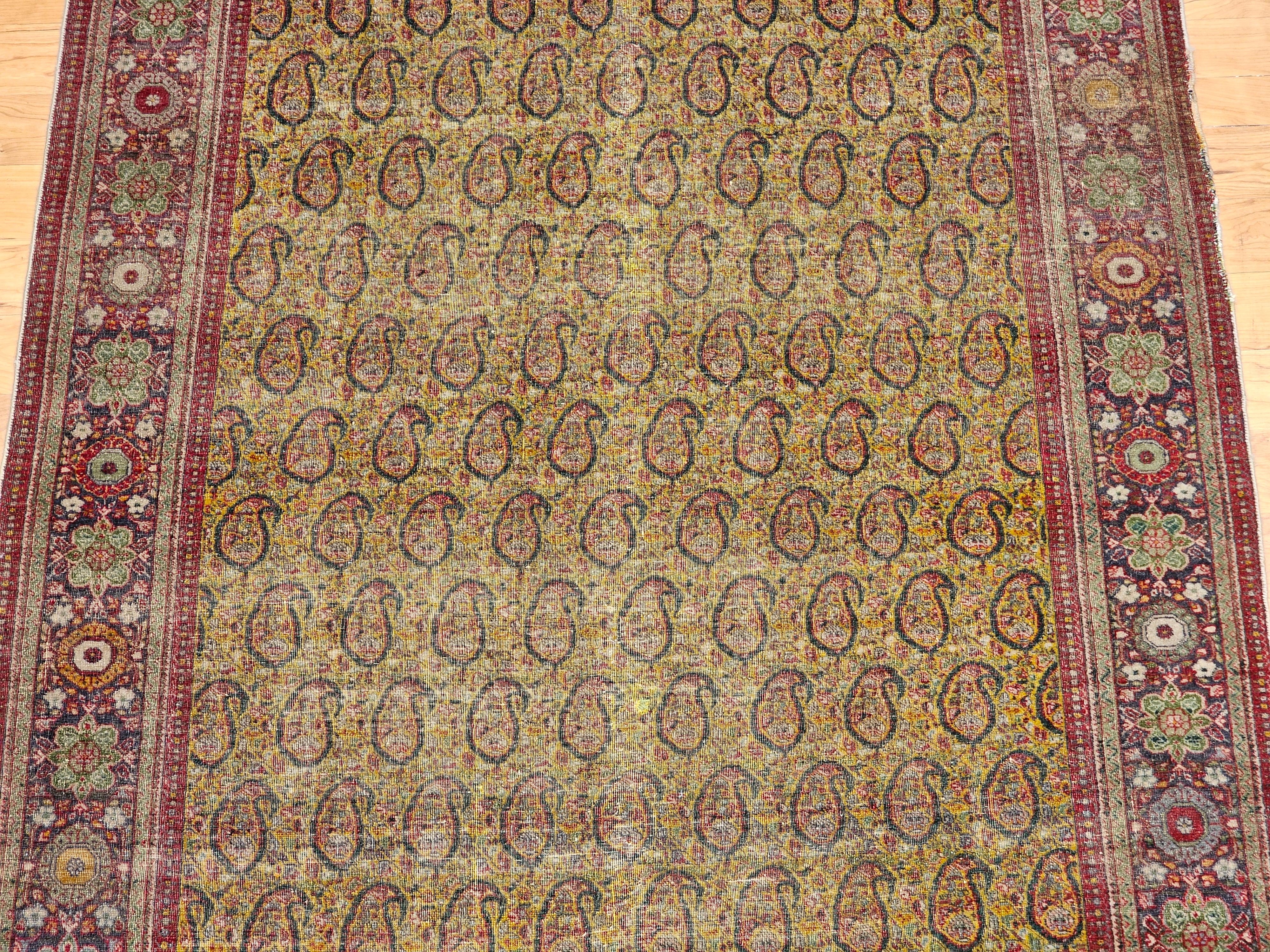 Teinture végétale Tapis persan Tabriz vintage à motif cachemire en vert pâle, jaune, rouge en vente