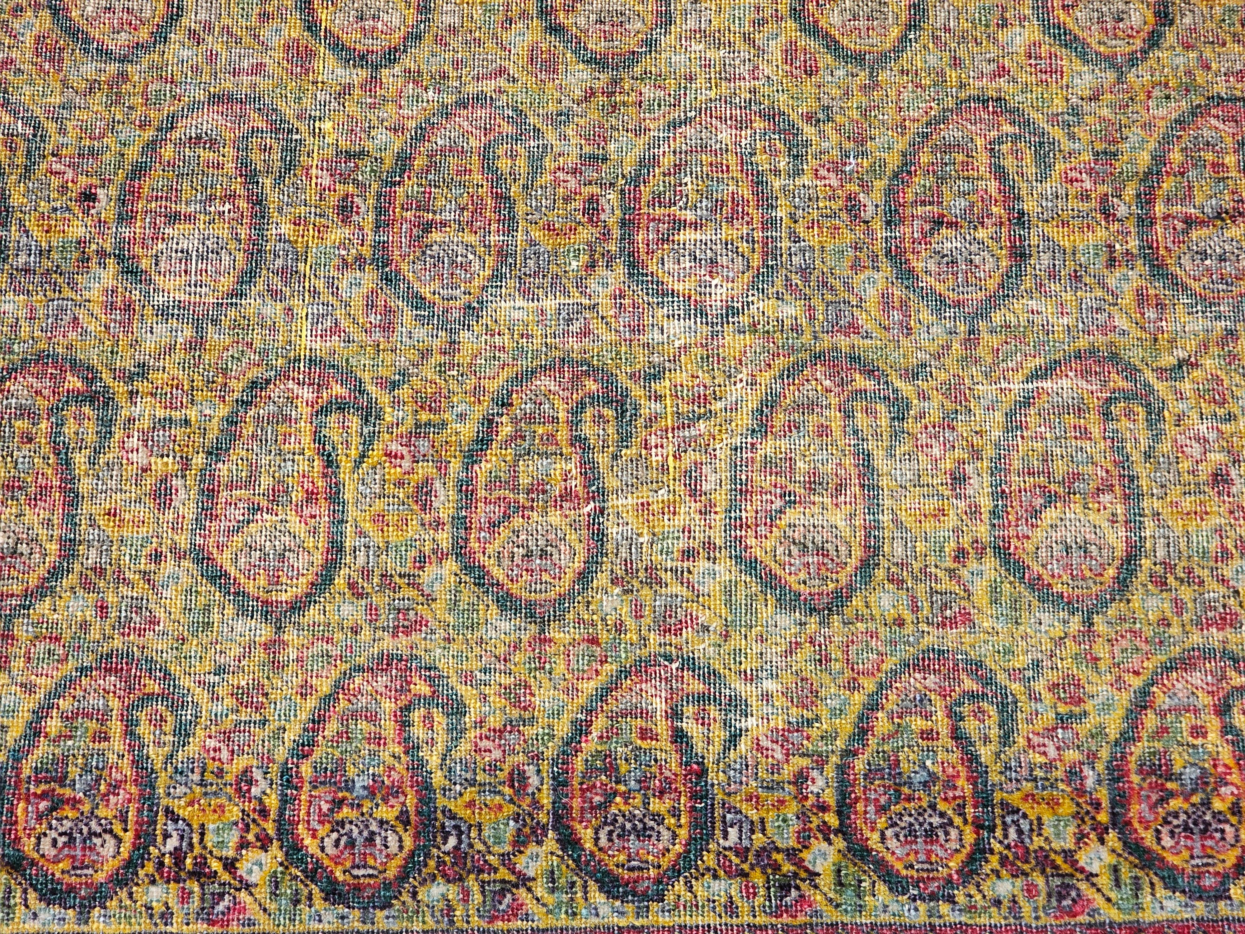 Tapis persan Tabriz vintage à motif cachemire en vert pâle, jaune, rouge en vente 1