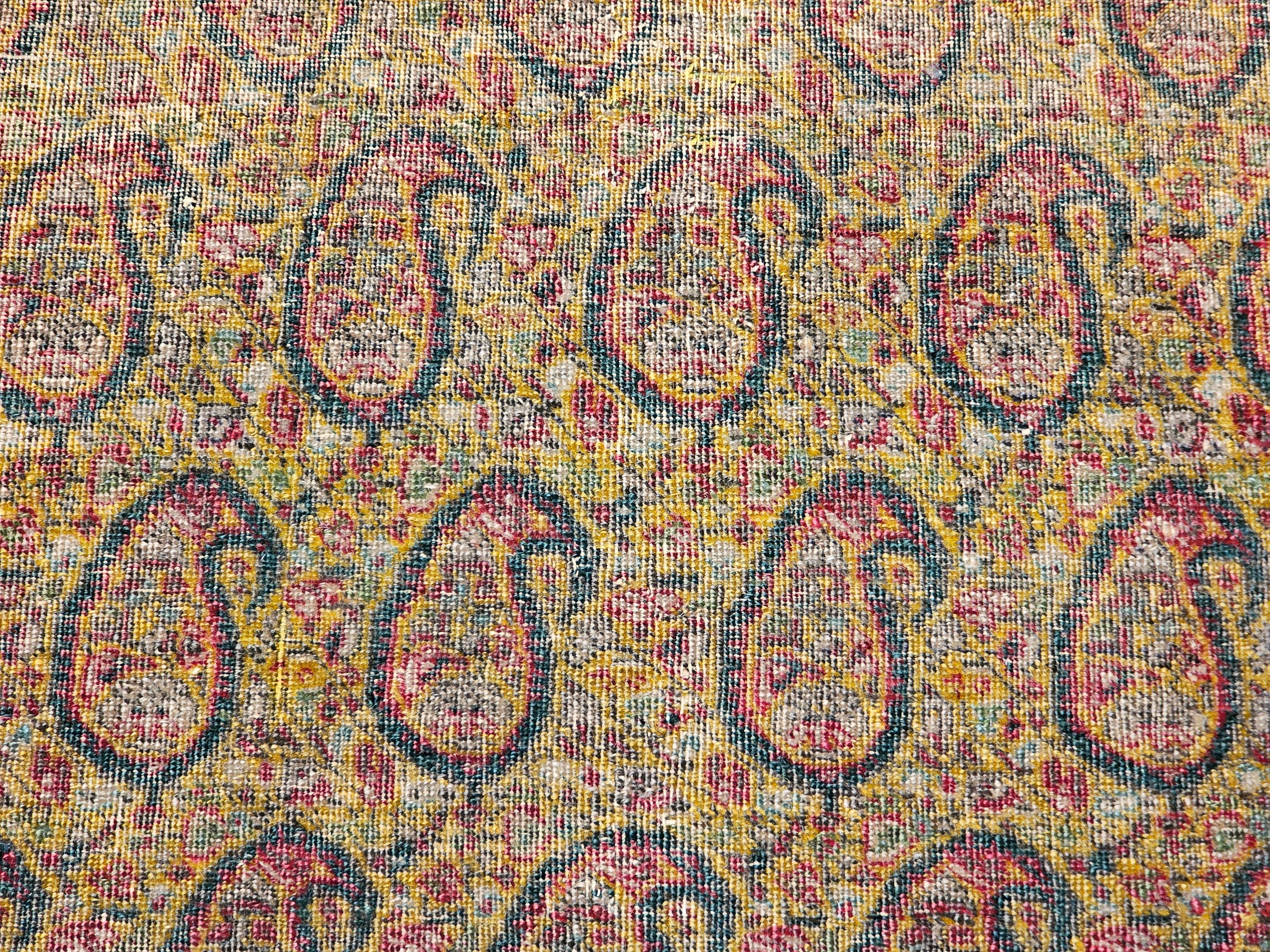 Tapis persan Tabriz vintage à motif cachemire en vert pâle, jaune, rouge en vente 2