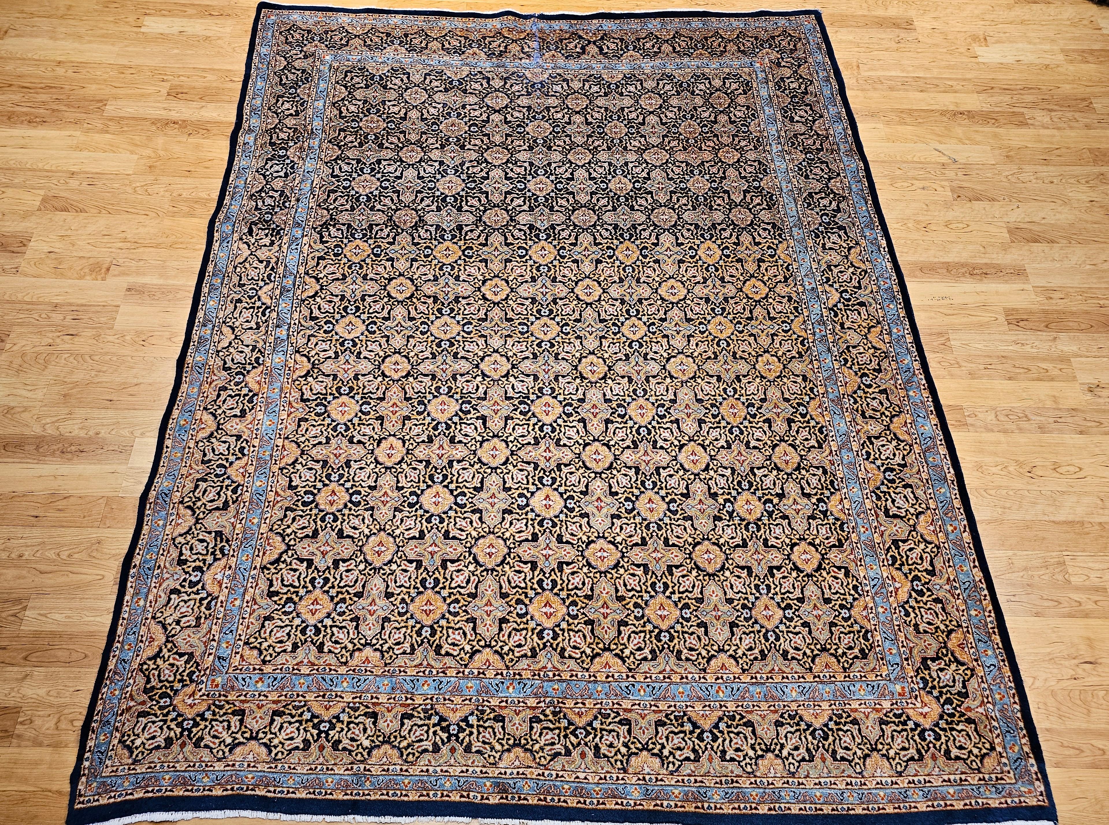 Questo squisito tappeto persiano Tabriz vintage, risalente al secondo quarto del XX secolo, presenta un motivo geometrico all over reso in un ricco campo blu. Annodato a mano da abili artigiani, presenta un'armoniosa tavolozza di tan, baby blue,