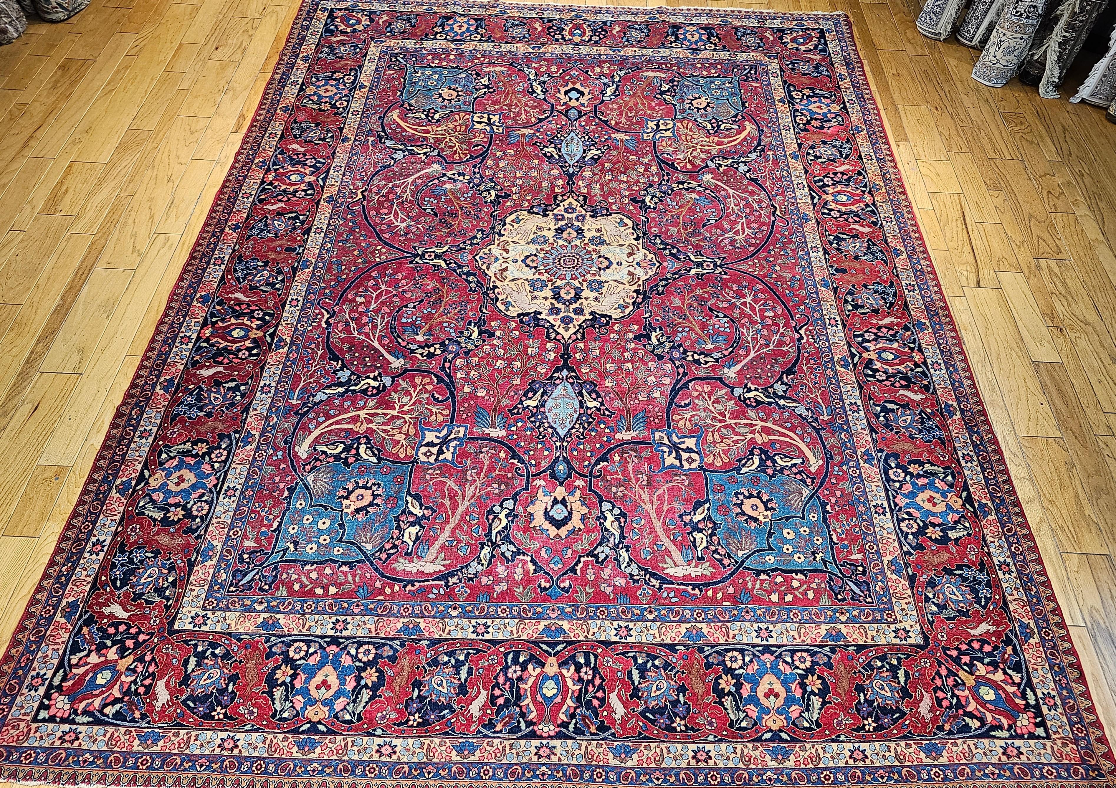 L'un des plus magnifiques tapis persans Tabriz à motif de jardin de notre collection. Le tapis présente un motif de jardin à grande échelle avec des formes florales et fauniques reliées par une magnifique ligne de défilement sur le pourtour du