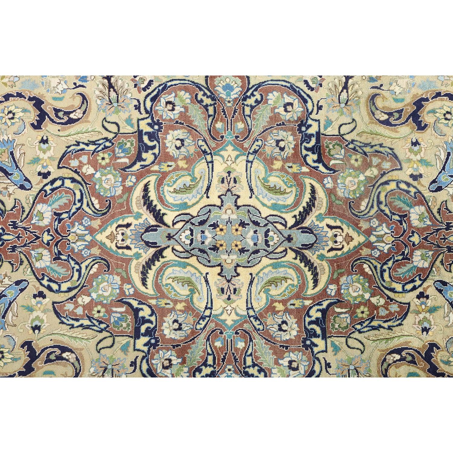 Tappeto Tabriz Javan Amirkhiz vintage in lana e cotone 11'2 X 8'5
 
 Key Detail:
 Pile: Lana
 Fondazione: Cotone
 Origine: Tabriz Javan Amirkhiz
 Design: Medaglione centrale
 Età approssimativa: 65 anni
 Qualità (KPI): 350
 Condizioni: Buono
