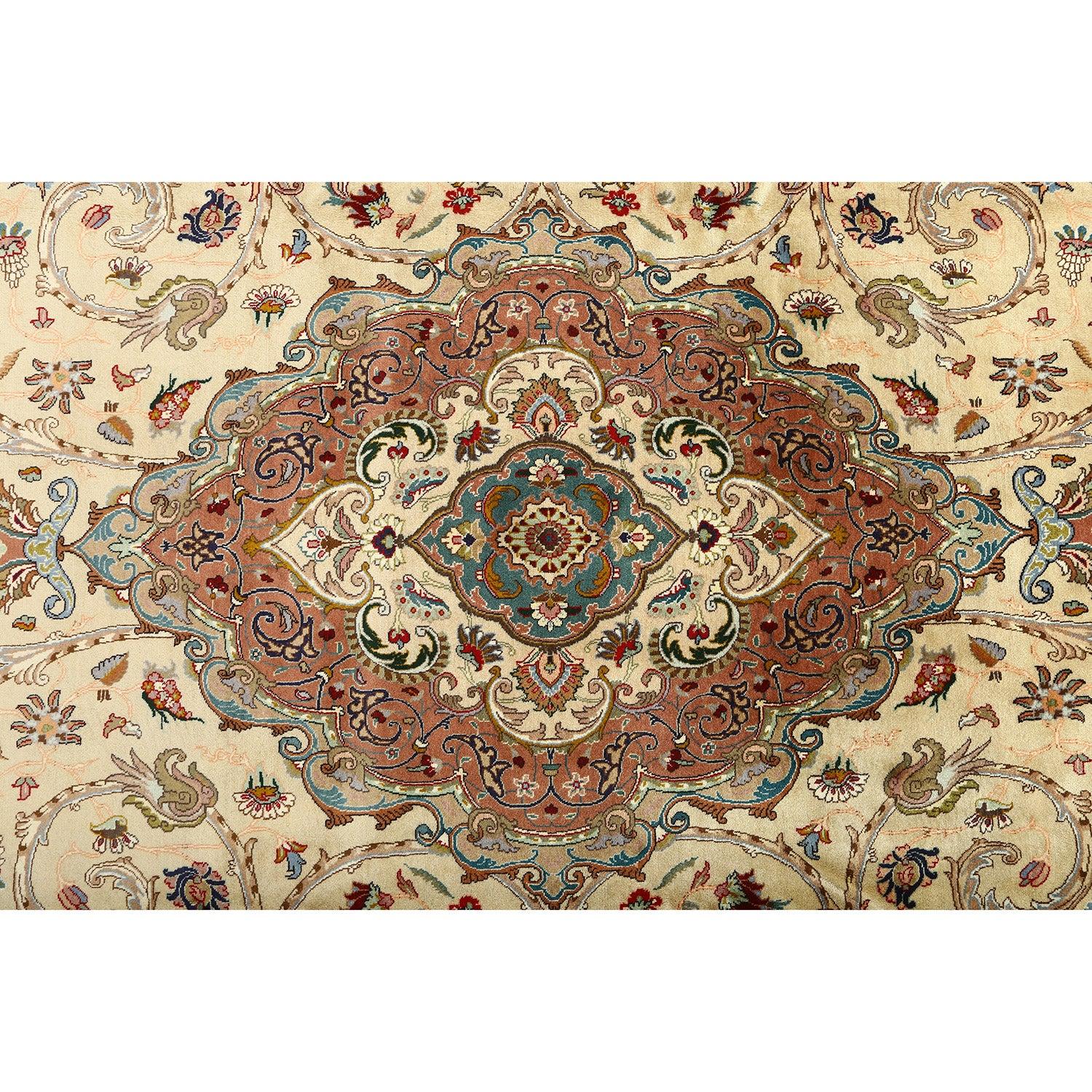 Vintage Tabriz Javan Amirkhiz Teppich in Wolle und Baumwolle 11'3 X 8'5
 
 Wichtige Details:
 Flor: Wolle
 Fundament: Baumwolle
 Herkunft: Tabriz Javan Amirkhiz
 Entwurf: Medaillon in der Mitte
 Ungefähres Alter: 65
 Qualität (KPI): 350
 Zustand: