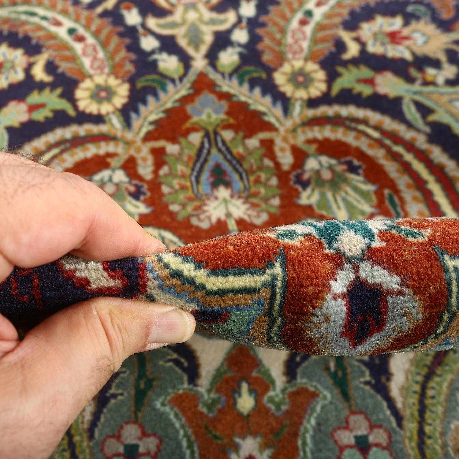 La storia dei tappeti di Tabriz risale al XVI secolo, durante la dinastia Safavide, quando Tabriz divenne un importante centro di tessitura di tappeti. La posizione strategica della città lungo la Via della Seta facilitava il commercio e lo scambio