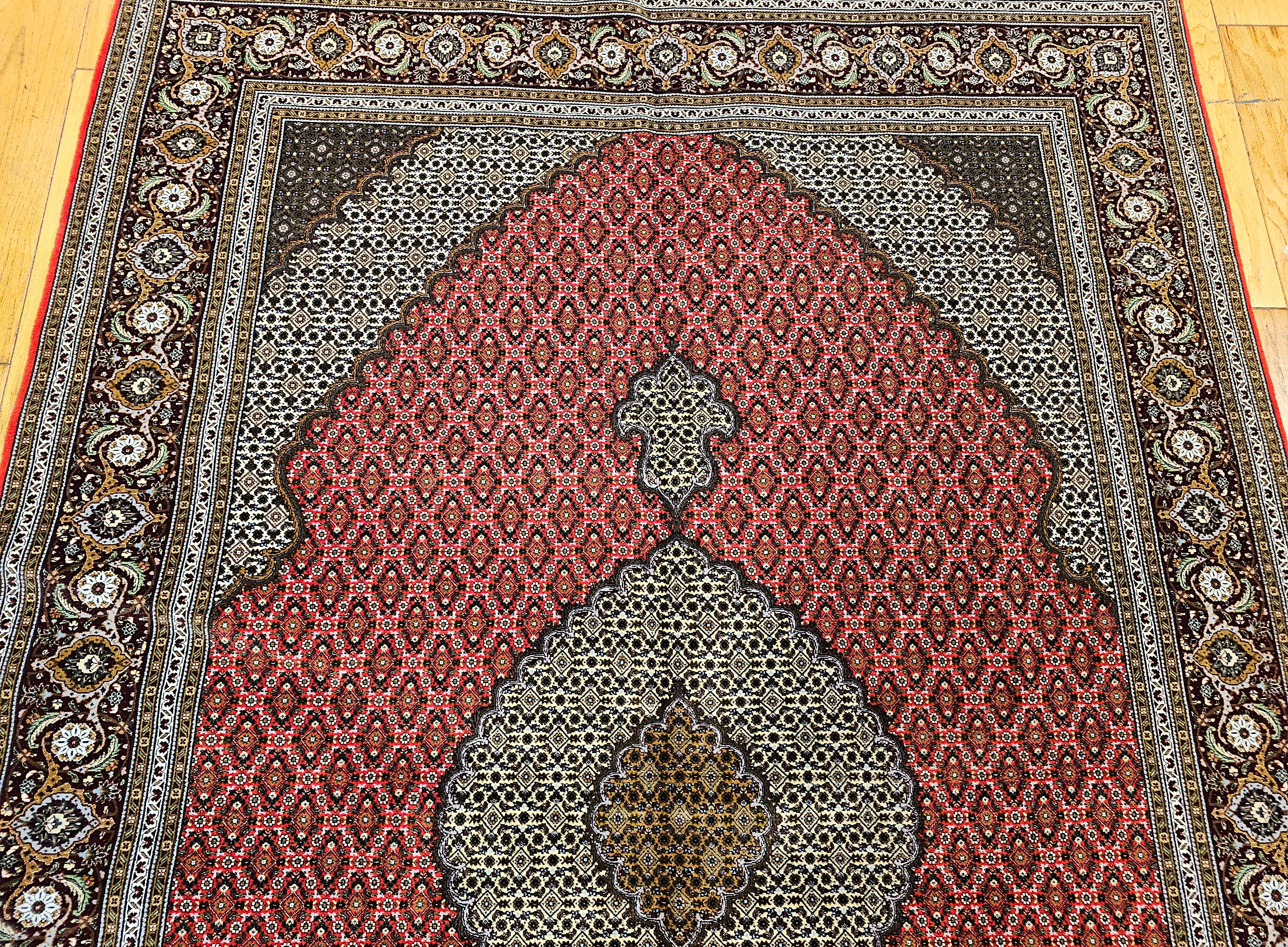 Persiano Tabriz Mahi persiano d'epoca con motivo geometrico in rosso, marina, avorio, borgogna in vendita