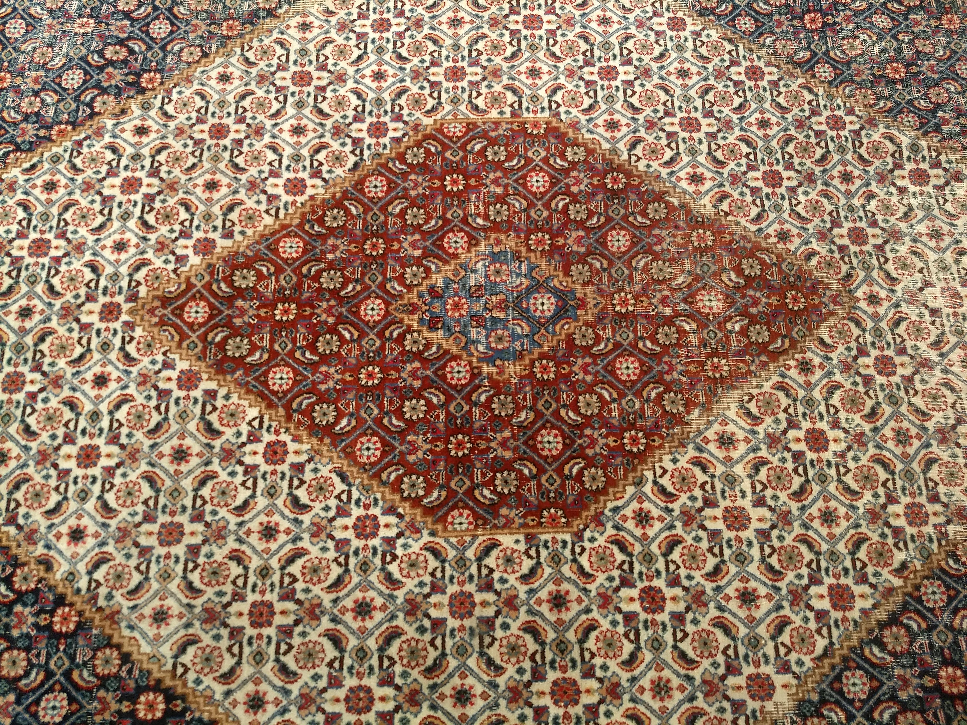 Persischer Täbris-Teppich in Zimmergröße mit geometrischem Muster in Elfenbein, Marineblau, Blau im Angebot 1