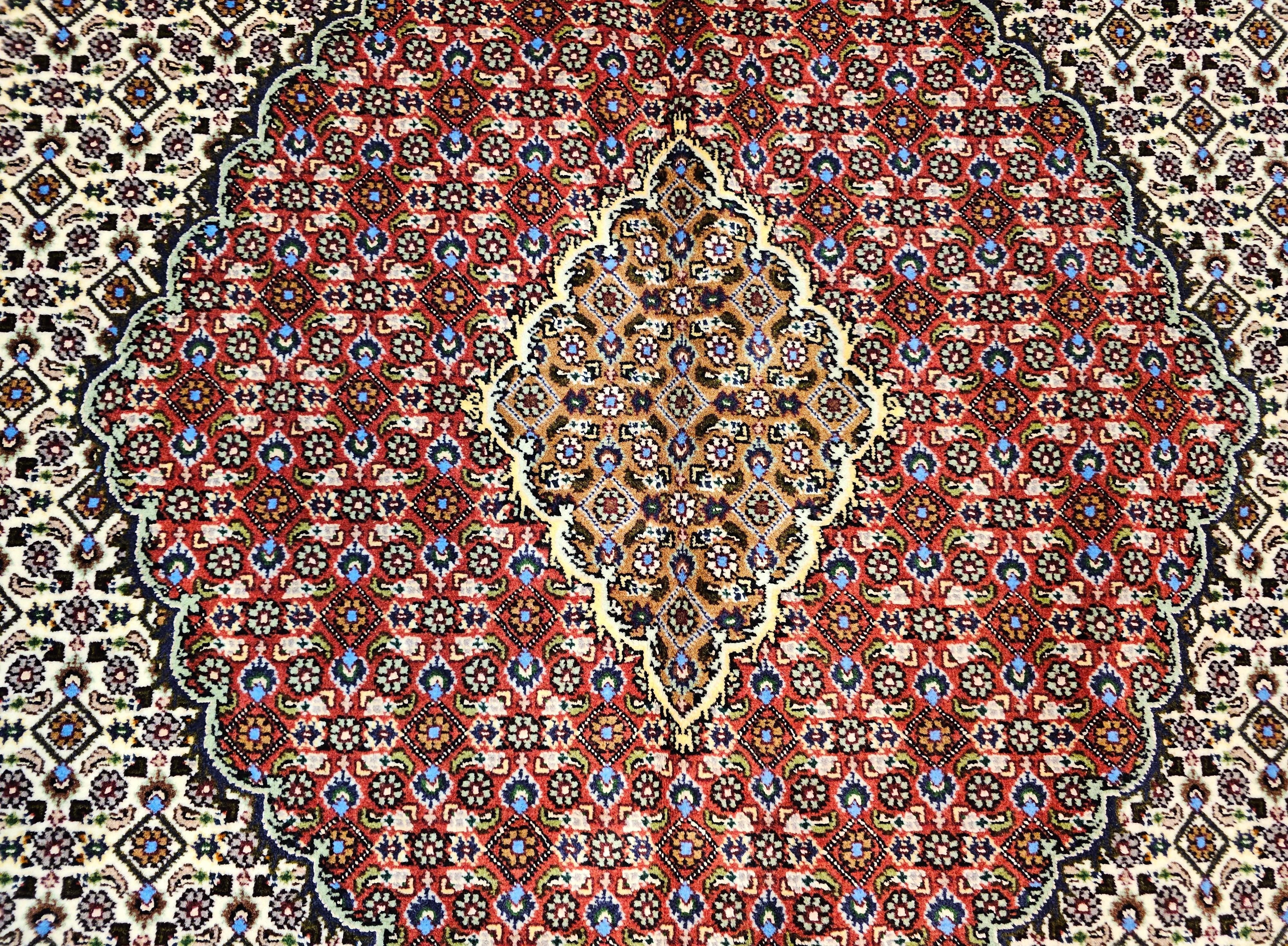 Persischer Mahi-Teppich aus Täbris in geometrischem Muster in Elfenbein und Burgunderrot, Vintage im Angebot 4