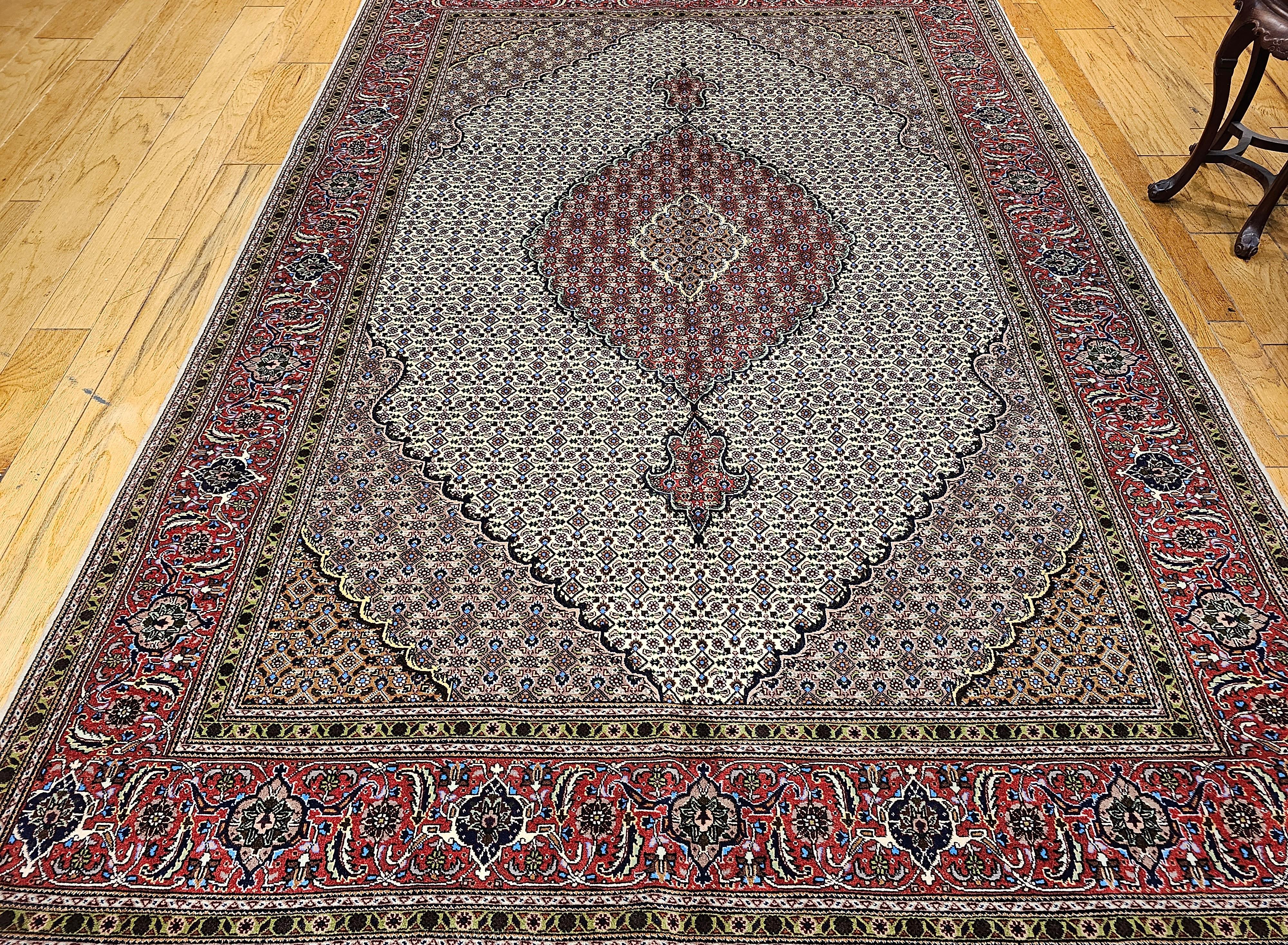 Persischer Mahi-Teppich aus Täbris in geometrischem Muster in Elfenbein und Burgunderrot, Vintage im Angebot 6