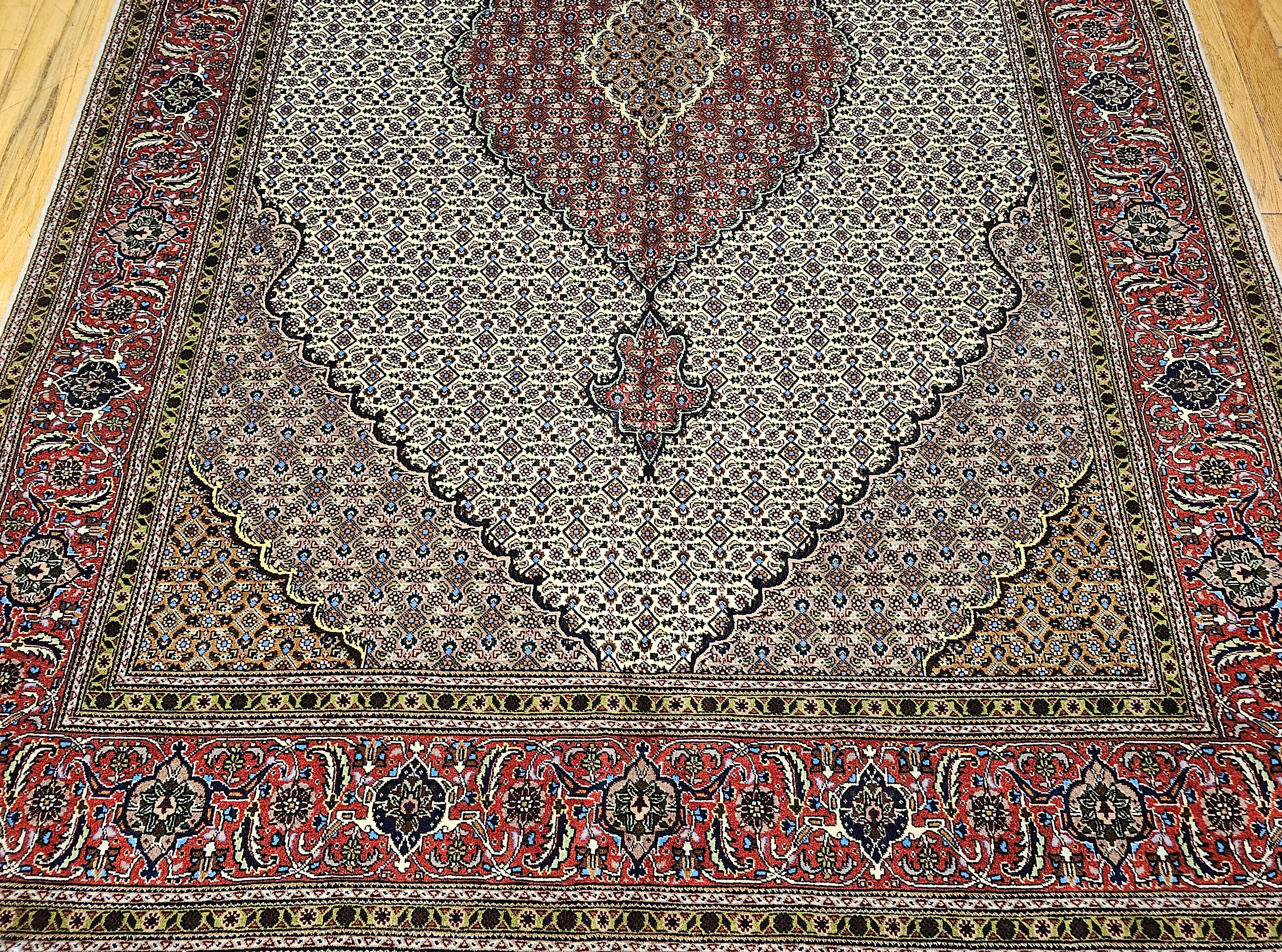 Persischer Mahi-Teppich aus Täbris in geometrischem Muster in Elfenbein und Burgunderrot, Vintage (Handgeknüpft) im Angebot