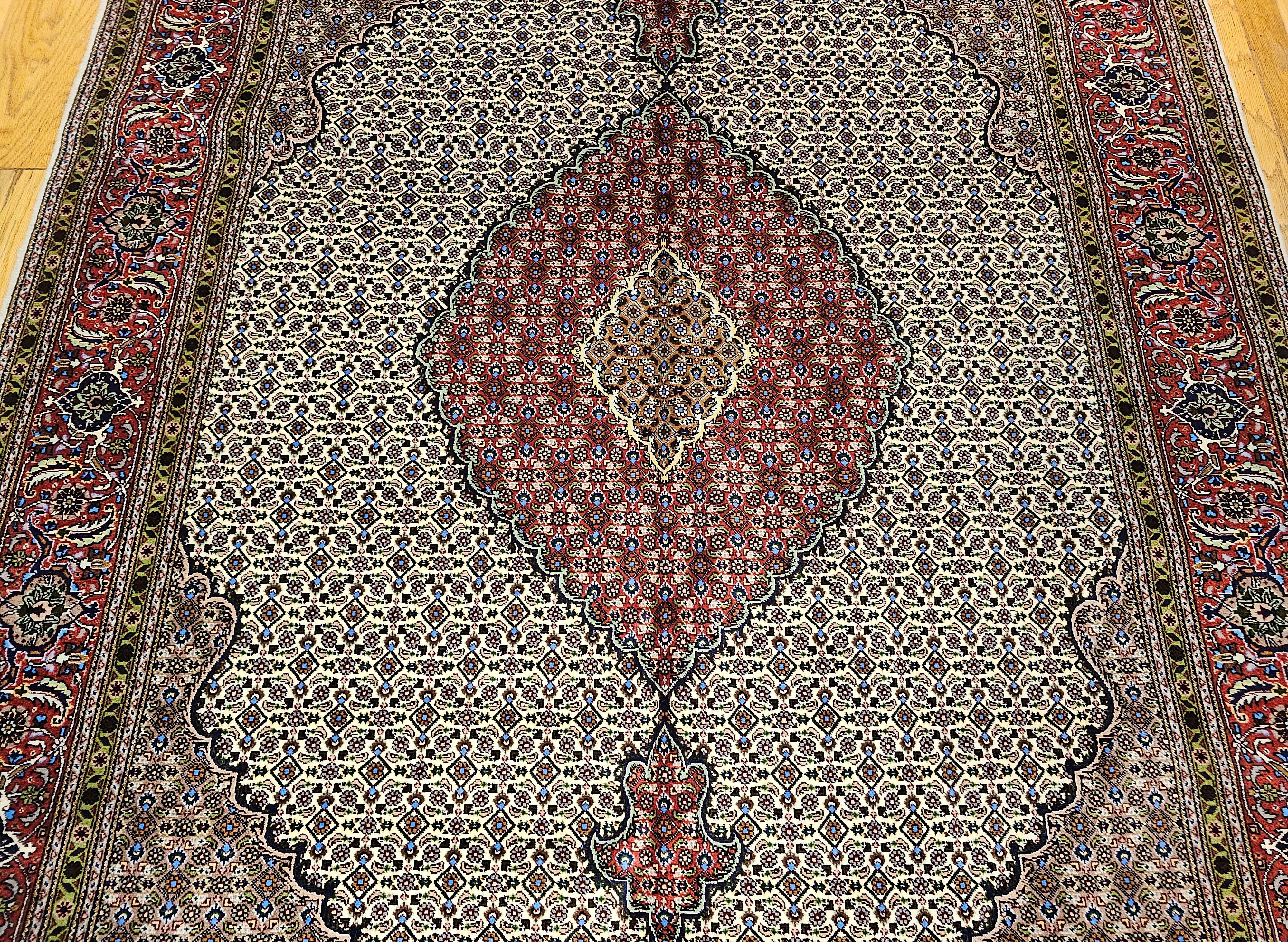 Persischer Mahi-Teppich aus Täbris in geometrischem Muster in Elfenbein und Burgunderrot, Vintage im Zustand „Hervorragend“ im Angebot in Barrington, IL